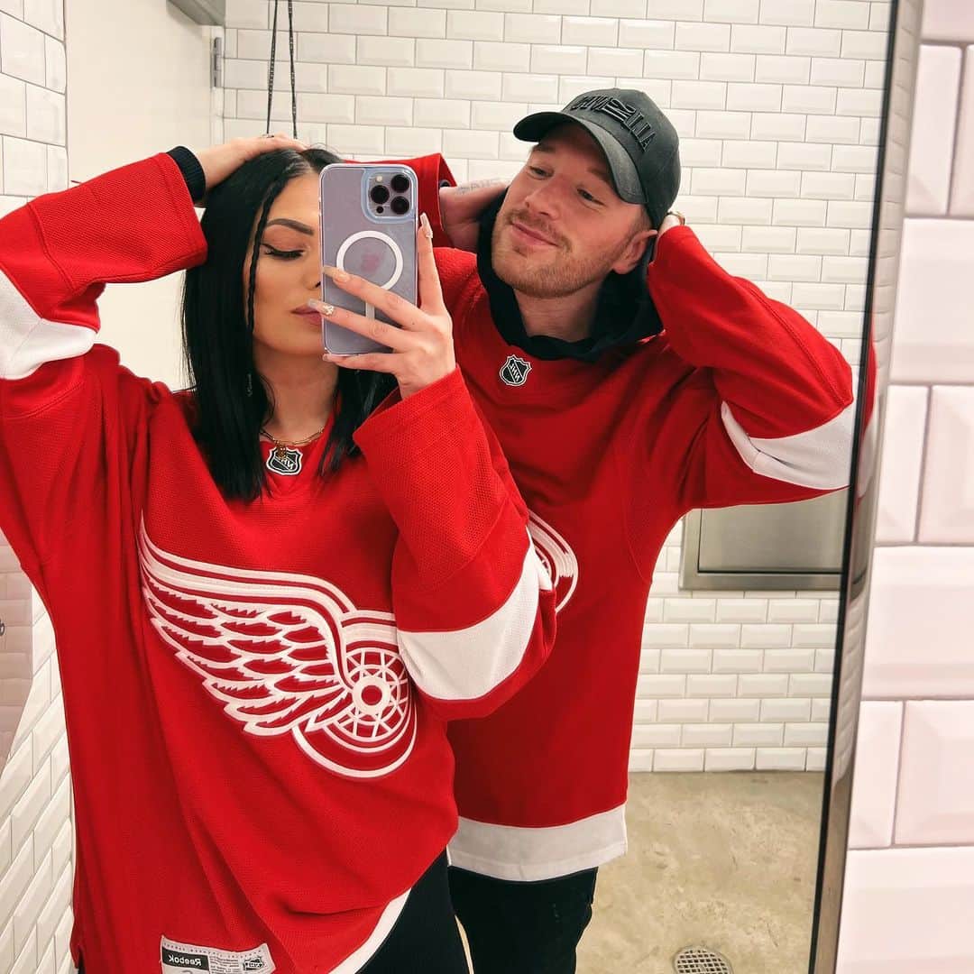 ガブ・バーハムのインスタグラム：「Finally got her in a wings jersey and we’re losing 😭 #LGRW」