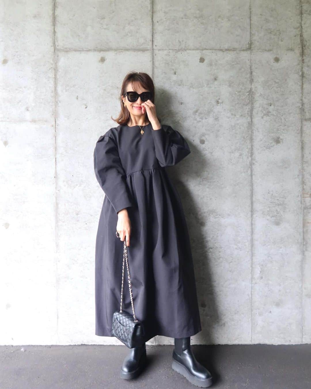 Mai Wakimizuのインスタグラム：「オフィスで大歓声が上がったドレス！カッコ良くもあり美しくもありスタイリッシュでもある。二の腕をカバーしてくれるボリュームあるシルエットと(イカリ肩の方でも着れるよう程よくダウンショルダーにしてます)、ウエスト位置から贅沢に生地を使ってしっかりとボリュームを。一見カチッと見えて着にくそうにも見えますが、実はめちゃくちゃストレスフリーなラインと生地なんです♡私この生地が好きすぎて春のお洋服全部これにしたかったほど。笑 オケージョンも行けるし(スタッフは来月の結婚式に着て行くそうです♡パールつけて♡)、私みたいにシンプルにカジュアルなブーツと合わせてデイリーにも行けるし、モード感まで兼ね揃ってて。とにかくね、この春1番のお勧めです♡笑 #wakkinstyle dress:#linkable @linkable_official(今週19日発売予定)」