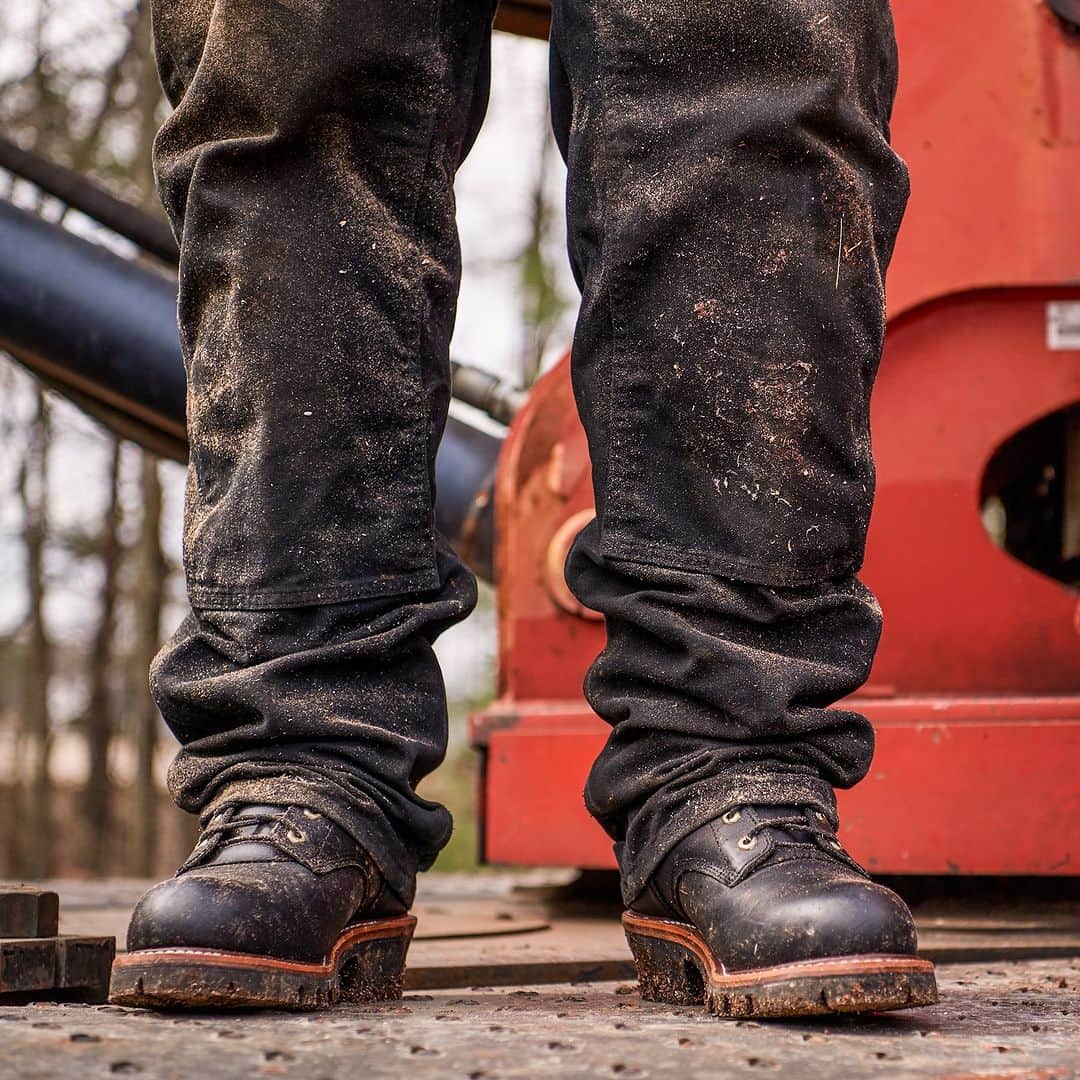 チペワのインスタグラム：「This 9-inch tall men's steel toe lace-up boot is built for reliability and comfort.   Style: #59410  Shop this style today with Family Footwear Center today by clicking the link in our bio!  #Chippewa #ChippewaBoots #MensBoots #WorkBoots #MensWorkBoots #SteelToe #SteelToeBoots #LoggerBoots #TheBestByFar」