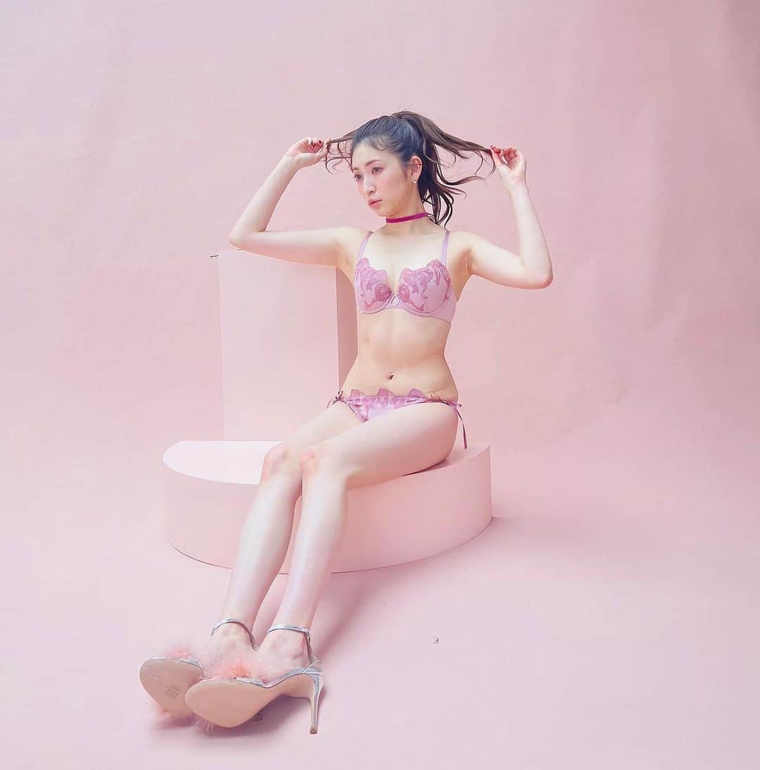 吉田朱里のインスタグラム：「嬉しいお知らせ💓 . 昨年に引き続き PEACH JOHN Beautyの ミューズをさせていただくことに なりました🍑👙 . 昨年、PJの活動を通して 自分の身体に向き合うことで たくさんの学びもあったし 全然好きじゃなかった自分の体型にも自信もつきました💓 . 今年も自分なりにたくさん努力して、皆さんに良かったことを たくさんシェアしたいと思います💓 . 今年一発目は バレンタインコレクション🍫 . 学生の頃からPJのバレンタインコレクションは毎年楽しみにしてるので、撮影で着れてうれしかった❣️❣️ . ぜひチェックしてみてね🌸」