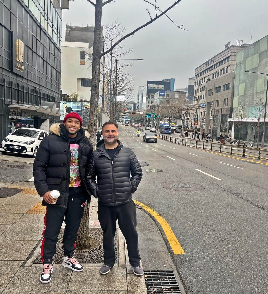 ラファエル・ダ・シルバのインスタグラム：「Famoso unha de garfo! Cara que cuida de todas minhas coisas e que tenho uma confiança enorme.. obrigado pela parceria de sempre e farei de tudo para orgulhar você e a todos que realmente torcem pelo meu sucesso! Boa viagem de volta ao Brasil e estarei te esperando aqui na minha estreia. Amo você UNHAAAAAAAAAO!」