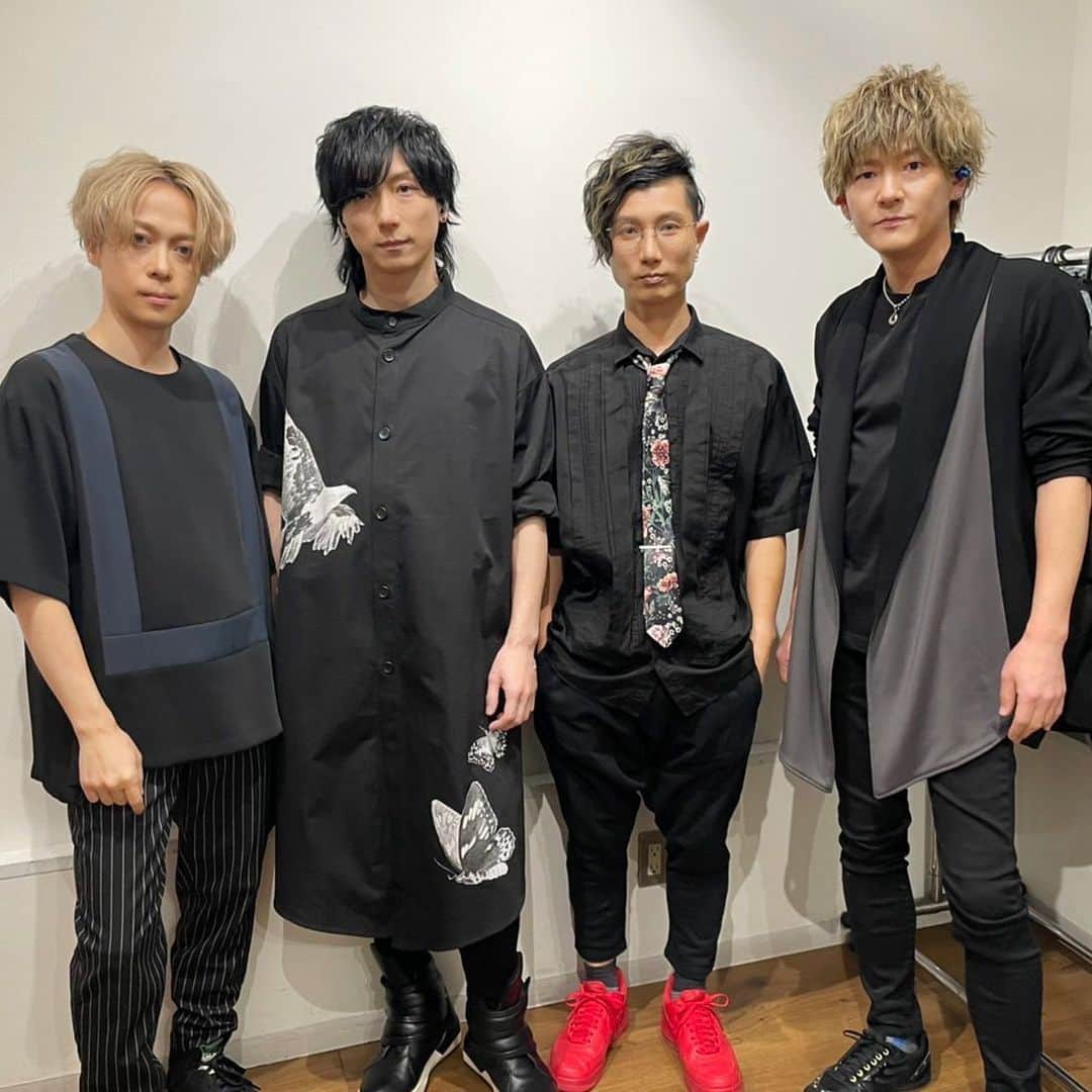のインスタグラム：「ONE ELEMENT 「The ONE」 高田馬場CLUB PHASE  2023/01/14  ありがとうございました 皆のおかげで最高な時間でした！！  昨日を終えて 自分の、まだ知らない感情が あるんだなと思えたのが 収穫でもあります。 もちろん、良い意味で。  出会ってくれて、触れてくれてありがとう。  皆んなの声が聞けて本当に嬉しかった 大感謝！！！  新しい曲の歌詞も載せておきます。  「Star Art」  思い出してね　あの時の鼓動　 そうさ　いつだってスタートさ  耳を塞いで聞こえる このビート 冷めない熱は 何もなかった毎日 彩の風が吹き抜けてく  言えなかった言葉も 言わなかったあの嘘も 全部ばら撒いて  星に描いた 僕らの未来は 大切な今日になる 思い出してね　あの時の鼓動　 そうさ　いつだってスタートさ  虹の始まり探して 闇雲にかけ出した朝 露草なびく公園 瞼に映りこむノスタルジー 　　　　 自分の意味は君だった 疲れたら休めばいい 全部後にして  星が描いた 泣き虫な僕は 君の星 逢いたくて 流れ始めたぼくらの想いは どこか遠くで輝いてる  星に描いた 僕らの未来は 大切な今日になる 思い出してね　あの時の鼓動　 そうさ　いつだってスタートさ 僕達のStarArtさ」