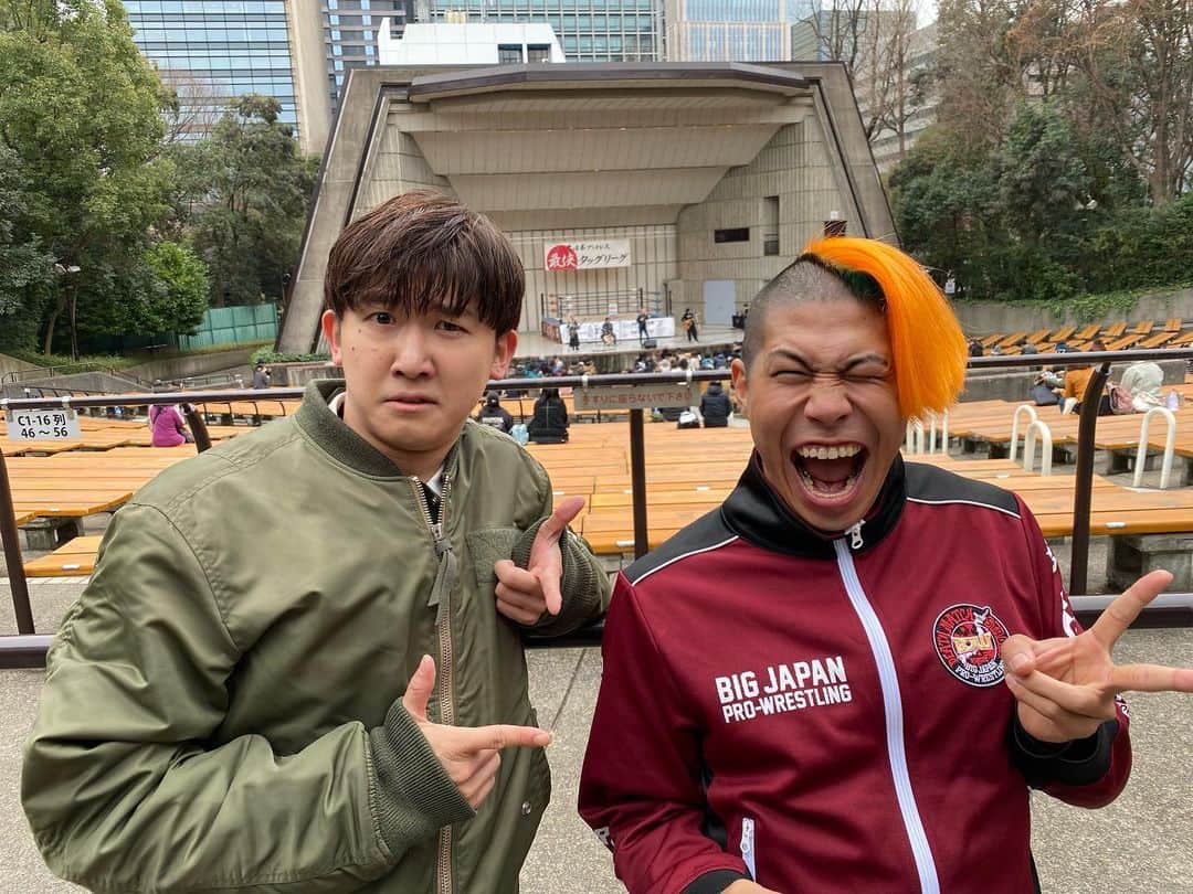 のインスタグラム：「大日本プロレスファンの皆さんにもおだの歌声を届けられるなんてこんなステキな日がやって来るとは。  僕がまだまだ頑張り続けなきゃいけない理由がここにもあります。  メインは強引に連れ出してごめんね😂 #bjw #おだともあき #日比谷野外音楽堂」
