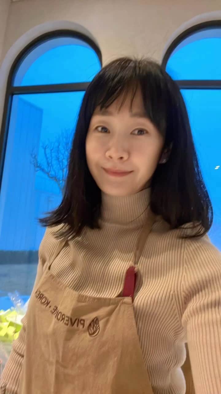 のインスタグラム：「멋진 장소에 멋진 작품으로  아침부터 저녁까지 안개비와 함께 선물같은 꿈같은 작업시간  #하루종일불태웠다🔥 #행복한시간💕 @piverdiere_korea  보러오세요😀@villa_de_parnell_official」