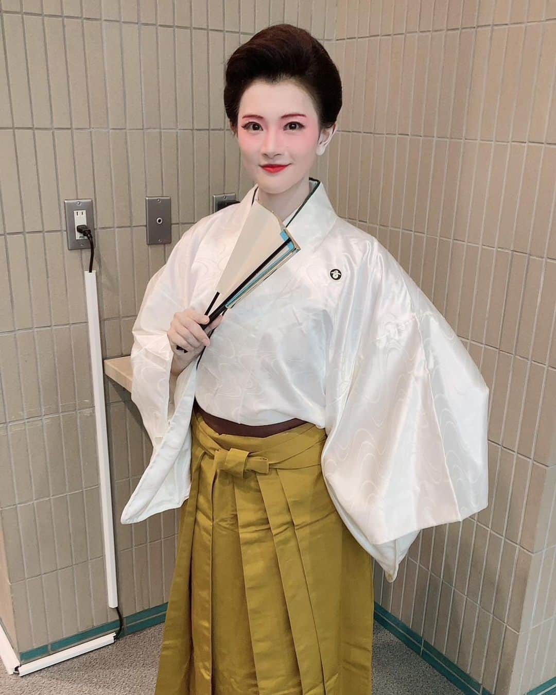 渡部瑞貴のインスタグラム：「発表会👘無事に終了。 . 知らないおばちゃまお子ちゃまから声かけてもらって、たくさん元気もらった。こっちが。🥺。 . これからもコツコツ頑張ろう。 . 最後の写真は、観に来てくれた役者友達の伊達さんが、役者に挟まれてる感🤣.（先生と私で挟みましたw） . #新舞踊 #大忠臣蔵 #着物 #男宿 #黒髪 #演歌」