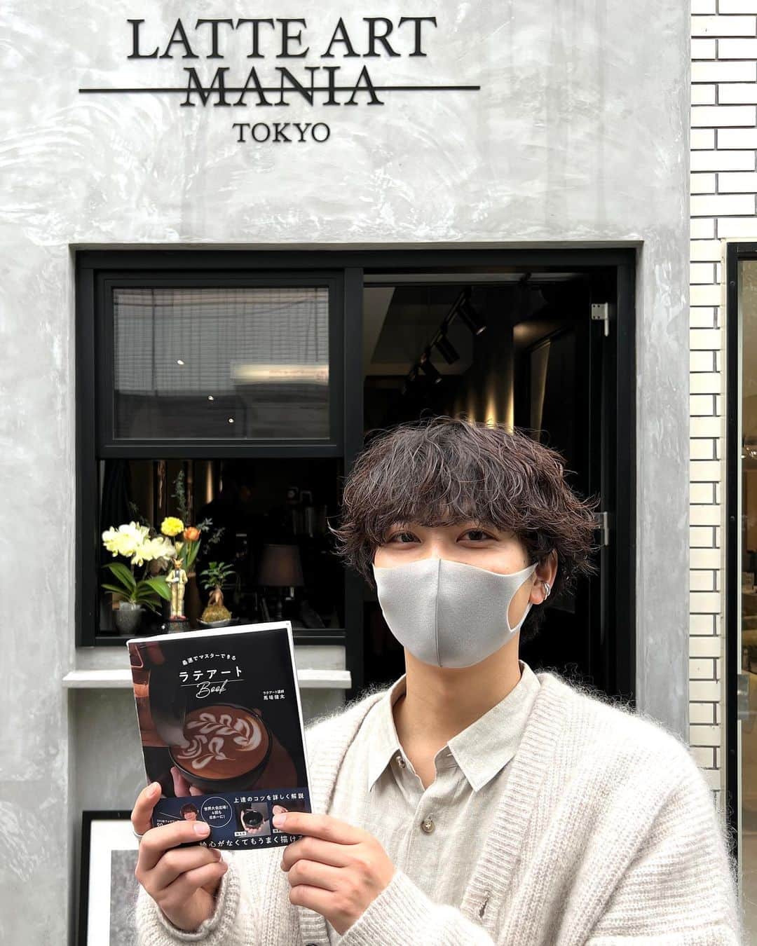 馬場健太のインスタグラム：「ご報告です！！！  なんと！本を出版することになりました！！！ タイトルは「最速でマスターできるラテアートBOOK」 出版社はKADOKAWAさんです📚  めちゃびっくりじゃない？🤣🤣🤣 まさか自分の本ができるなんて今でも実感が湧かない🤣  実はちょうど1年前くらいにKADOKAWAさんから出版のご依頼は頂いてたんだけど、LATTE ART MANIAができてから本の撮影を始めたいという僕のわがままを聞いてくださり、打ち合わせや撮影を重ね今日に至りました📚  本書は「ラテアートって何？」というところから、自宅でも簡単に作れる方法、「エッチング」の技法や「フリーポア」の基本から応用まで、 初めてラテアートに挑戦する方や、趣味にしたい方、経験者の方などが少しずつステップアップできるような内容になっています📚僕が初心者の頃に難しいと感じたことや、普段開催してる教室の生徒さんがつまずきやすいポイントを考慮しながら、丁寧に解説しています。独学でチャンピオンになった僕の集大成です☕️  実は既にAmazonで予約注文(特典つき)ができるようになっています！特典はAmazonからの予約注文のみなので要チェックです📸  みんなに本を見て読んでもらえたらめちゃめちゃ嬉しいです🥺 そして感想を聞かせてください🥺 リンク貼っておくので是非チェックしてください！  まだ検討中だけど本を購入して下さった方限定のセミナーやイベント、サイン会、トークショーなどなど何かしら開催したいなって思ってます㊗️  最後に… 撮影／原田崇さん デザイン／蓮尾真沙子（tri）さん 編集協力／井汲千絵さん この本の出版に携わってくださったすべての皆さま、本当にありがとうございました！  「最速でマスターできるラテアートBOOK」 著者／馬場健太  #書籍 #出版 #KADOKAWA #ラテアート本 #カフェ本 #LATTEARTMANIA」