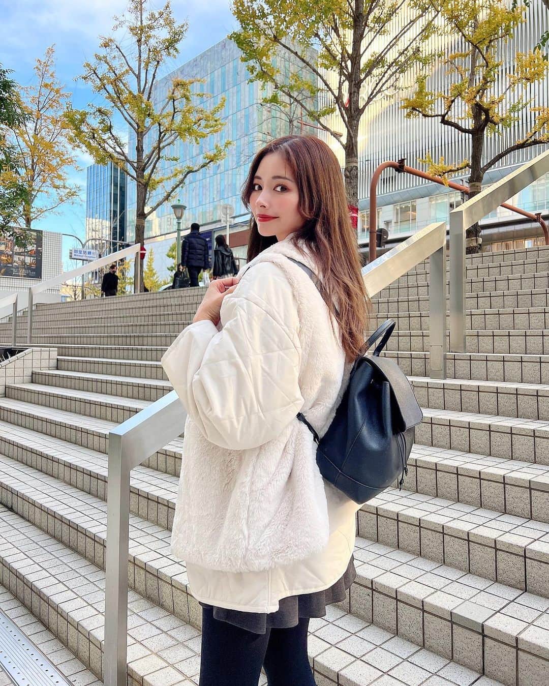 のインスタグラム：「プチプラコーデ🤍☃️ ミニスカ流行ってるから、どこのブランドにも売ってるから必然とミニスカを履く❤️‍🔥🫰🏻  coat & skirt : @grl_official  tops @fray_id   ・ ・ ・ ・ ・ ・ ・ ・ ・ ・ ・ ・ #プチプラ#プチプラコーデ#プチプラ高見えコーデ#grl#grl購入品#grlコーデ#グレイル#グレイルコーデ#coat#コート#コートコーデ#ミニスカ#スカート#アラサーコーデ#ママファッション#ママコーデ#心斎橋#心斎橋カフェ#心斎橋グルメ#大阪カフェ#休日コーデ#osaka#osakajapan#shinsaibashi#子育てママ#ママライフ#家族でおでかけ#高見え#高見えコーデ#もこもこ」