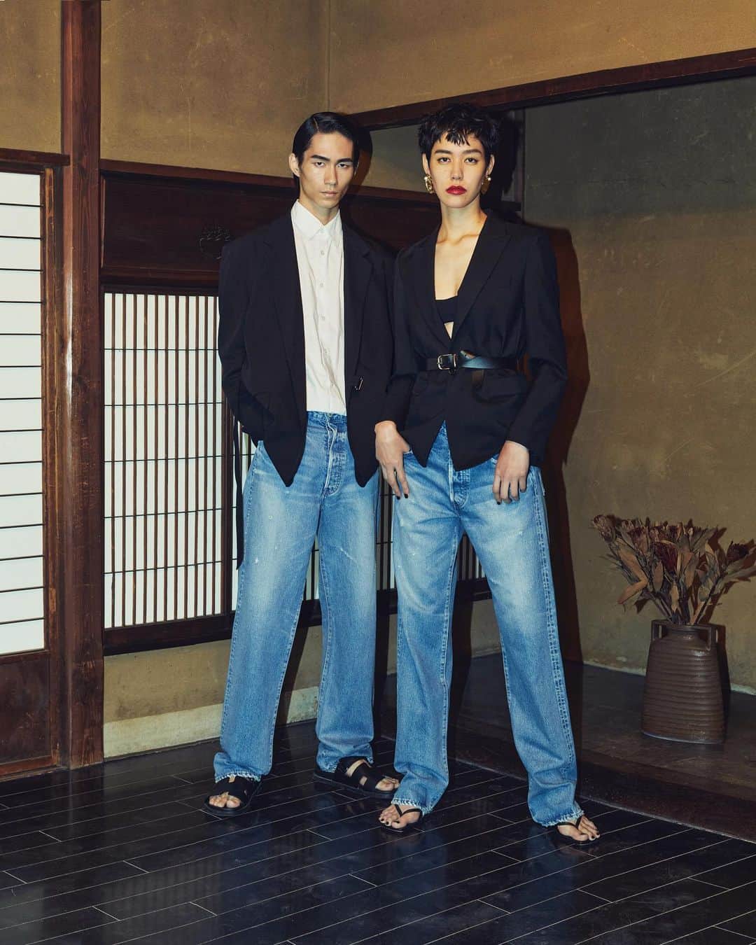 長山一樹のインスタグラム：「僕が毎日着ているスーツとデニムは一見対照的で、実は同類とも思える。  普遍的なモノとして捉えれば。  デニムの高級ラインとして新しく誕生するブランド、NEEDBY heritage. Made in Japan の強さを国外に向けて発信していくようで、ある意味分かりやすく和のロケーションで撮影したビジュアル。  日本でカリフォルニア風の撮影するよりも理に適っていて好きだ。  #写真 #長山一樹」