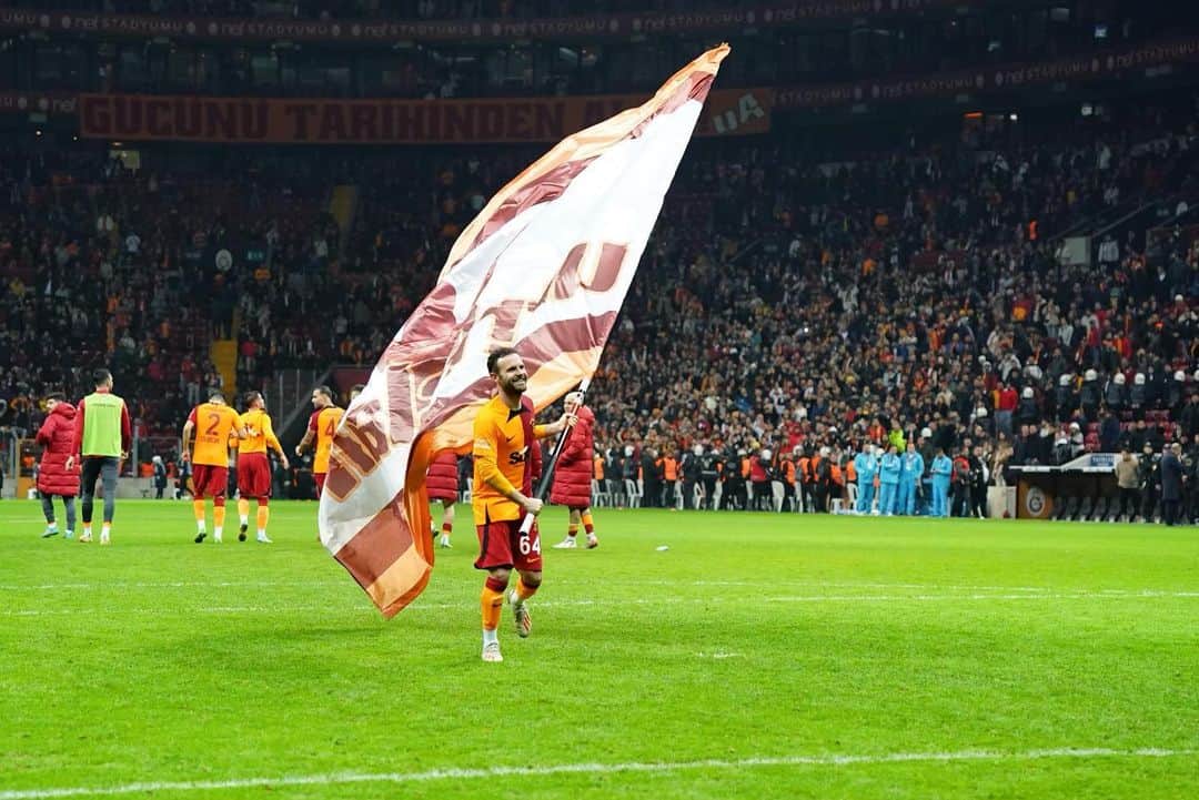 フアン・マタのインスタグラム：「Thank you Cimbom fans for creating an incredible atmosphere at every home game. It’s one of the best things about playing for this club! We keep going all together! ❤️💛🦁  Evimizdeki her maçta yarattığınız inanılmaz atmosfer için teşekkürler Cimbom taraftarları. Bu kulüp için oynamanın en güzel yanlarından biri bu! Hep birlikte ilerlemeye devam! ❤️💛🦁」