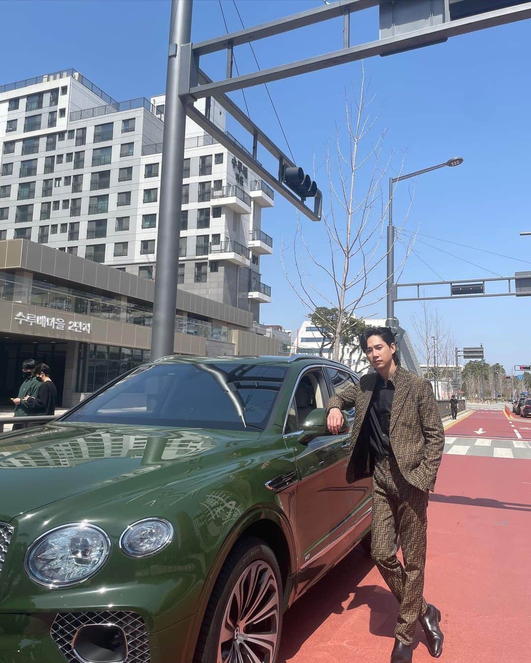 パク・ソンフンのインスタグラム：「greeeeeeeen. #theglory #netflix」