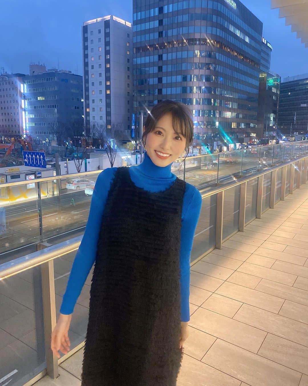 のインスタグラム：「ブルーを差し色にするコーデが 好き🐬💙 タートルネックもこの時期はついつい選びがちです🎶 #博多駅#福岡県#私服コーデ#ワンピース #タートルネック #まとめ髪アレンジ#ショートブーツ」