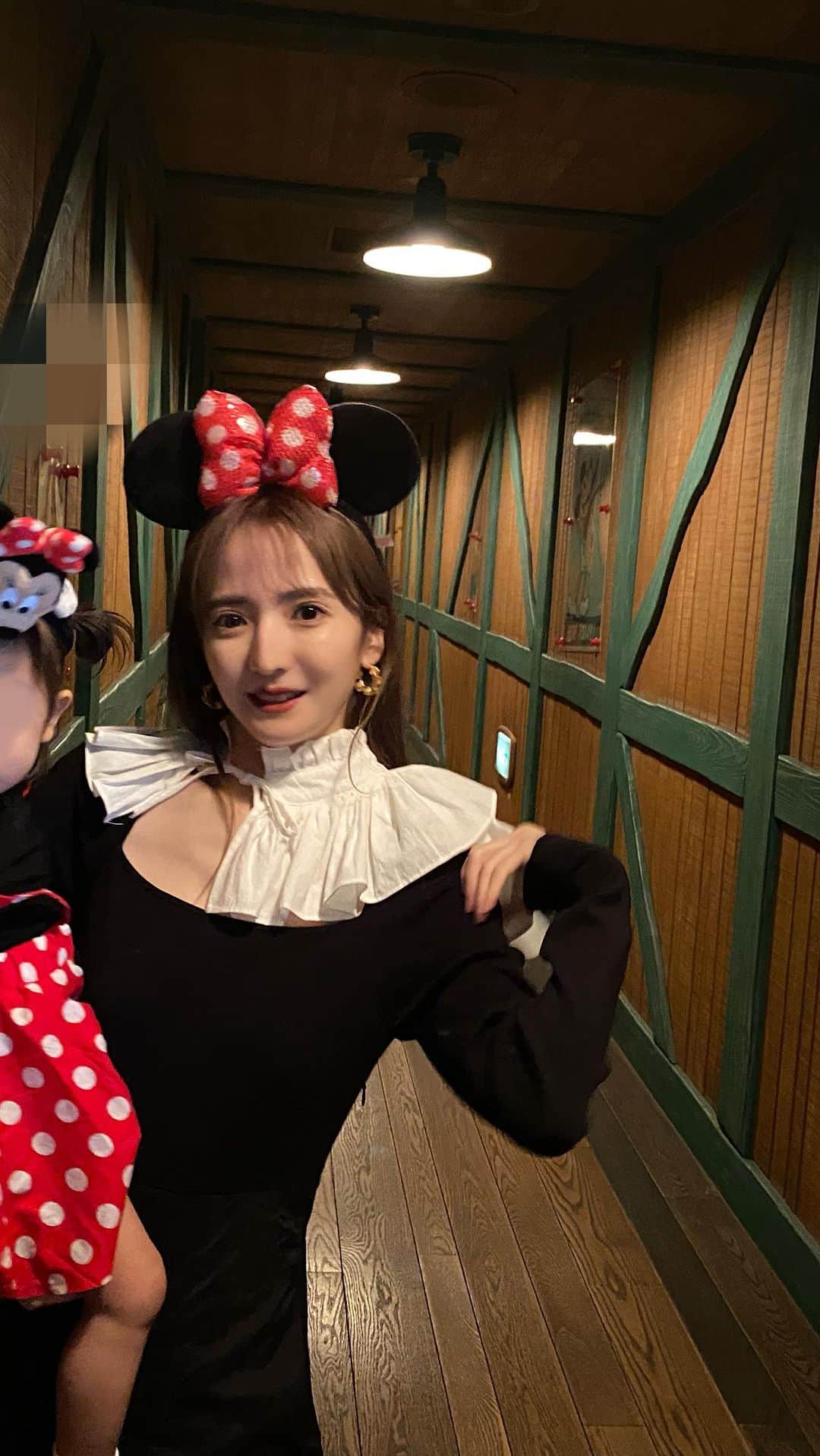 平木愛美のインスタグラム：「ご報告！  この度、第二子となる新たな命を授かりました。  実はお腹の中にbabyがおります。🤰❤️  現在妊娠６ヶ月になりました。  つわりがおさまりきらずな日々でもありますが、先月から元気な胎動も感じるようになり…尊く、愛おしく、神秘的なこの瞬間に幸せを頂いています。  今年の夏がくる前には べびまるがお姉さんになる予定です。👧🏼🧡  私は二児の母に…！👱🏻‍♀️  お話したいことはたくさんありますが、今回まずは、パパへサプライズ報告をした時の動画を…シェア🤫💕  昨年６月、試合おわりのリング上でのマイクでは "弟つくるぞ〜！！！！！" なんて宣言をしておりましたが👱🏿‍♂️ （ひとさまの前で宣言😂🎖 ＆性別はまだわかりません！）  11月の試合の時には、べびまるも、お腹のなかの赤ちゃんも一緒でした🏆  動画は結婚記念日の日に。💗 "記念日だし、、プレゼント交換しよう〜！✨✨" と。 disney land dayの合間にホテルにて。  @yasuhiro.kido  喜んでくれるやすくんに、私もほろほろ貰い泣き。👼」