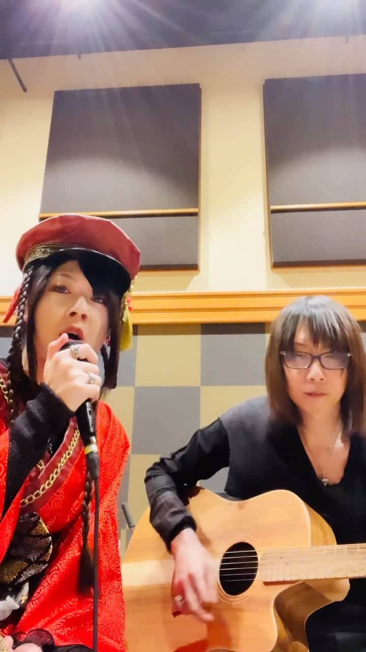 亜沙のインスタグラム：「Tomorrow never knows/弾き語り #亜沙　#和楽器バンド　#asa #wagakkiband #ミスチル　#mrchildren #弾き語り #アコースティックギター　#90年代ソング」