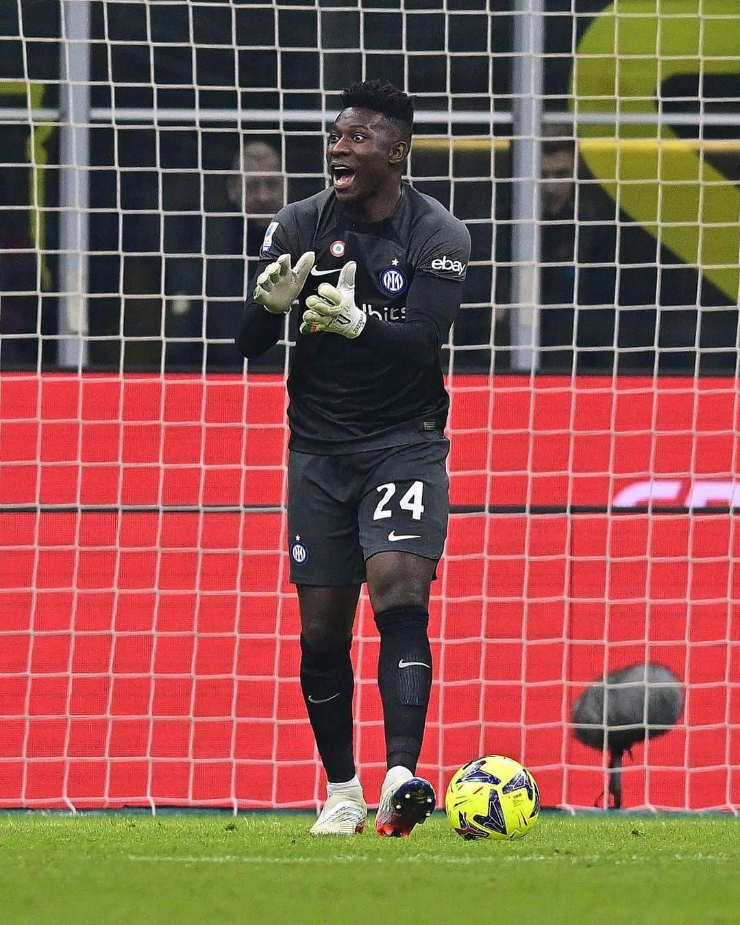 アンドレ・オナナさんのインスタグラム写真 - (アンドレ・オナナInstagram)「Andiamo avanti dopo una vittoria fondamentale a San Siro. 💪🏾⚫️🔵 #forzainter」1月15日 21時43分 - andreonana.24