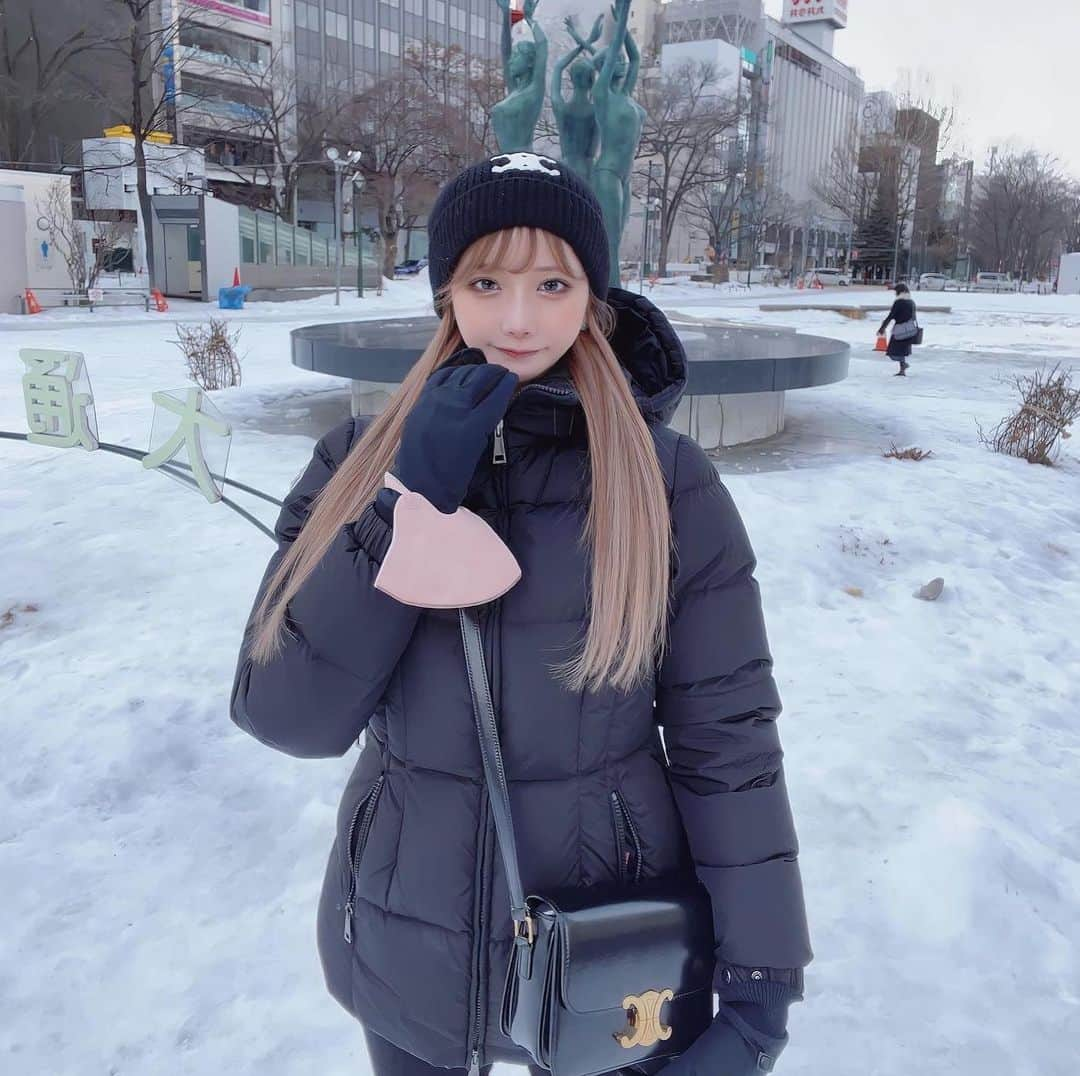 あんちゃんさんのインスタグラム写真 - (あんちゃんInstagram)「⁡ ⁡ ⁡ ⁡ ⁡ ママと北海道旅行🛫 何食べてもおいしーい💕 ⁡ ニット帽はここたんにもらったの💓1枚目と2枚目どっちがすき？🫶 ⁡ ⁡ ⁡ ⁡ #ジャングル #六本木 #歌舞伎町 #新宿  #西麻布 #銀座 #北新地 #ミナミ #錦 #すすきの  #中洲 #整形 #キャバクラ #キャバ嬢 #ホスト  #ラウンジ #YouTube #韓国 #中華 #美容  #likeforlikes #likeforlikesback #l4l #follow4follow #f4」1月15日 21時39分 - ___an.gram___