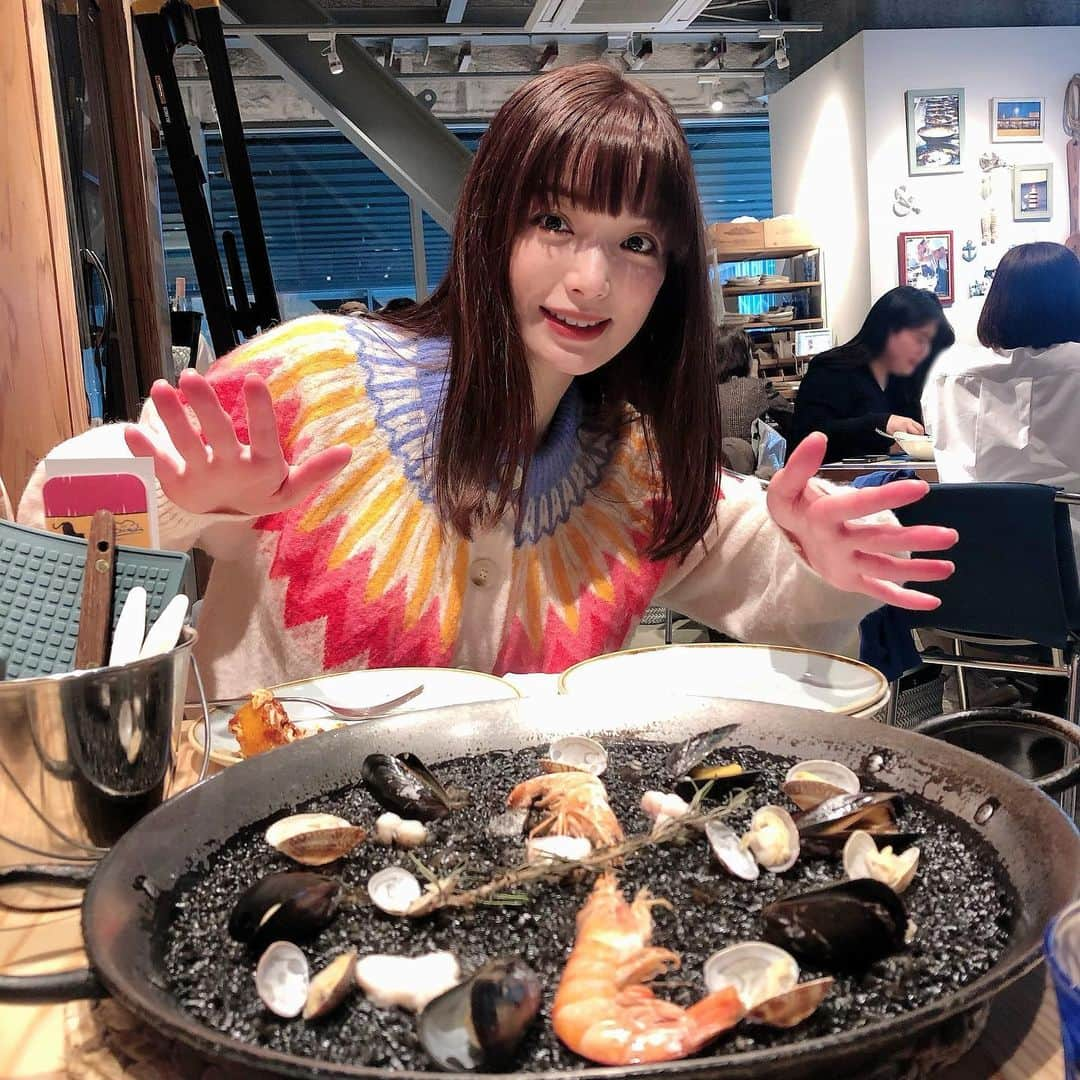 恒吉梨絵のインスタグラム：「渋谷ランチ🍷  チリンギートでイカスミのパエリアを食べました！！ 美味しかったーー😋✨  パッケージデザインの可愛さにビビビ💓っときて購入したチョコレート🍫 毎日の楽しみに少しずつ食べます☺️  #チリンギートエスクリバ #xiringuito#xiringuitoescribà#パエリア#artisanseries#嬉々#第3世界ショップ」