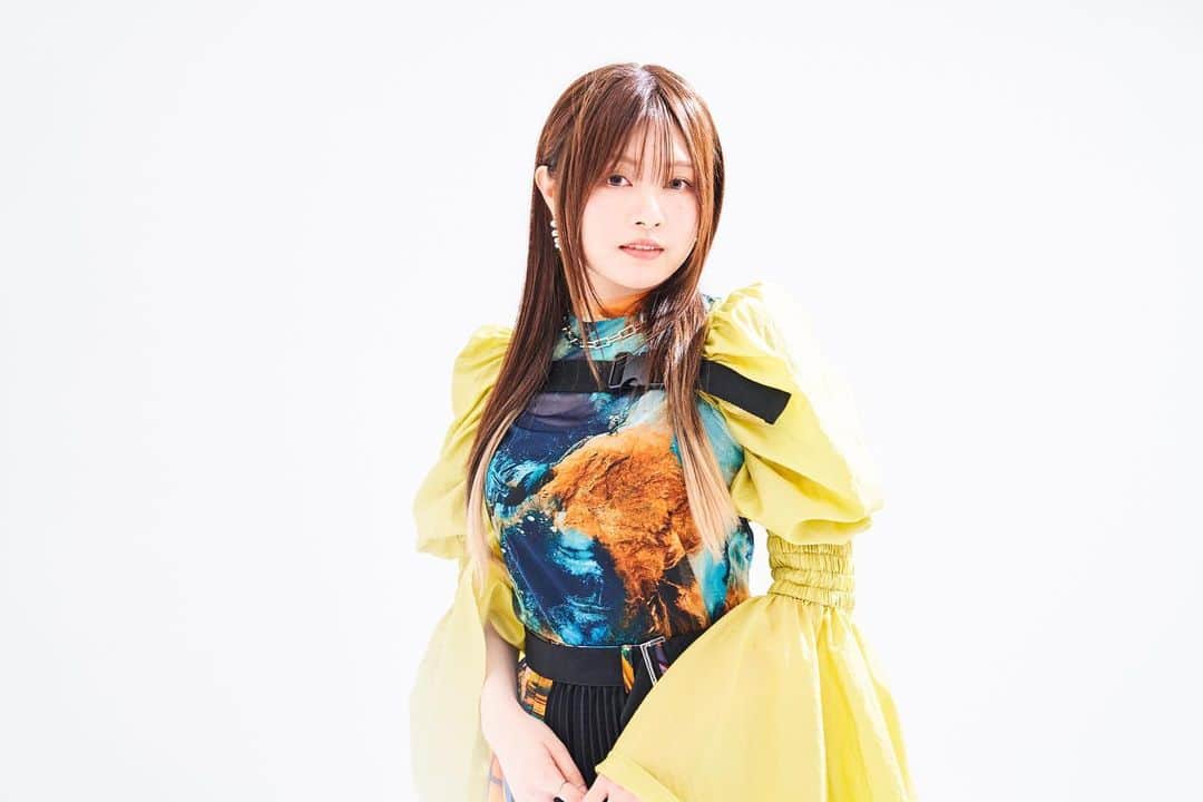 鈴木このみのインスタグラム：「新アーティスト写真公開しました！黄色🌟  そして初のシンフォニーコンサート、開催決定です！！！念願叶ったよーーーーー！  4月8日(土) 恵比寿ガーデンホール 「鈴木このみコンサート 〜Special Symphony〜」  弦カルテット＋ピアノ＋パーカッション＋管楽器でお送りする、1日限りのSPコンサートです🎻  歌声を最大限堪能して頂けるライブになると思います✨  FC先行はこちらから🚩お待ちしてます✨ https://www.konomi-suzuki.net/  #このみんシンフォニー」