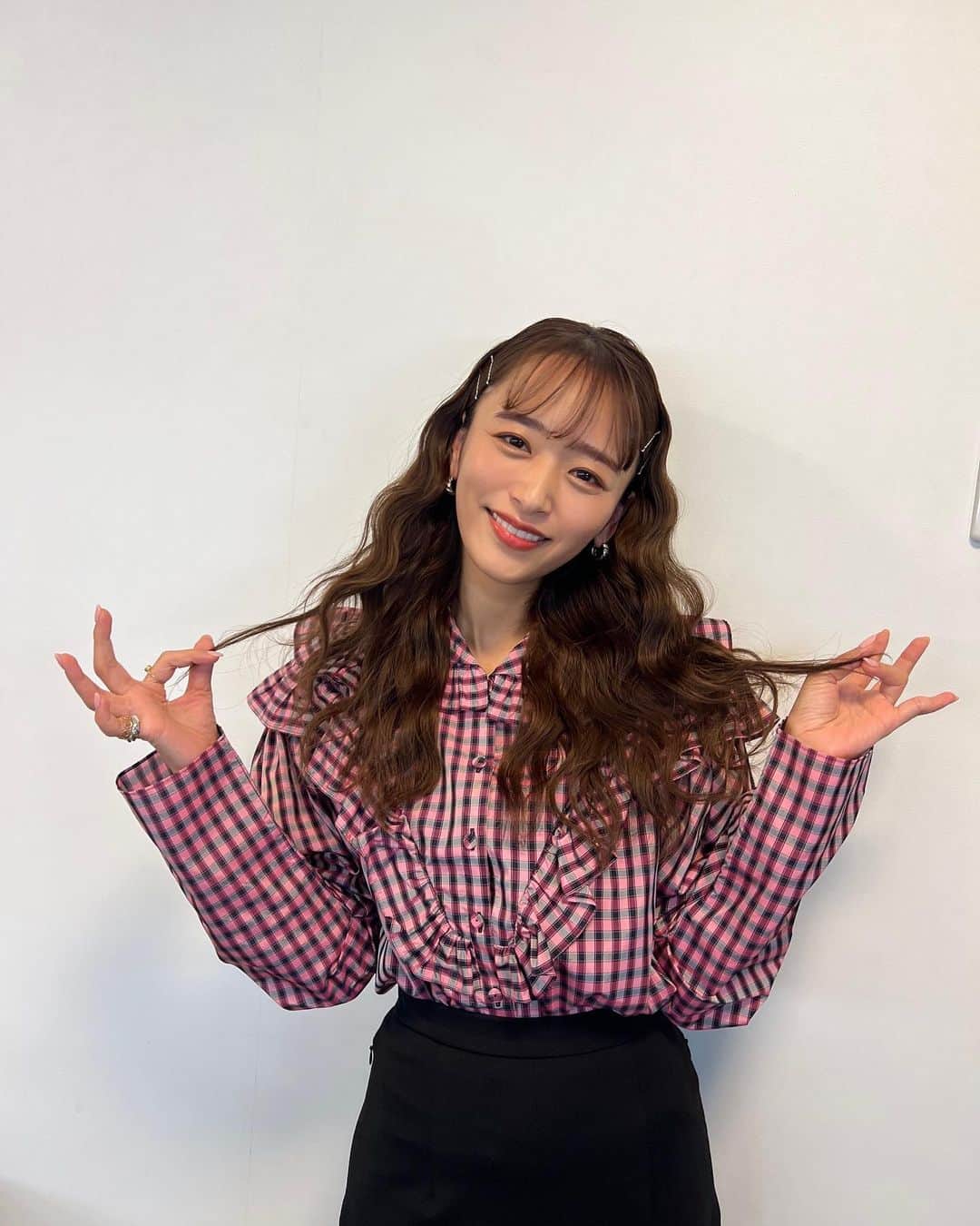 近藤千尋のインスタグラム：「土日いかがお過ごしですか💕  こちらは習い事の送り迎えや 日曜日参観日があったり あっという間に終わっちゃう休日🥹✨笑  そして今週のZOO1グランプリ🐻🐯 こんな感じの衣装でした💕 是非ご覧ください🫶🏻❗️  #近藤千尋衣装  トップス @philosophyofficial  ボトムス @un3d_official  アクセサリー @e.m.__official  シューズ @yelloshoes_official」