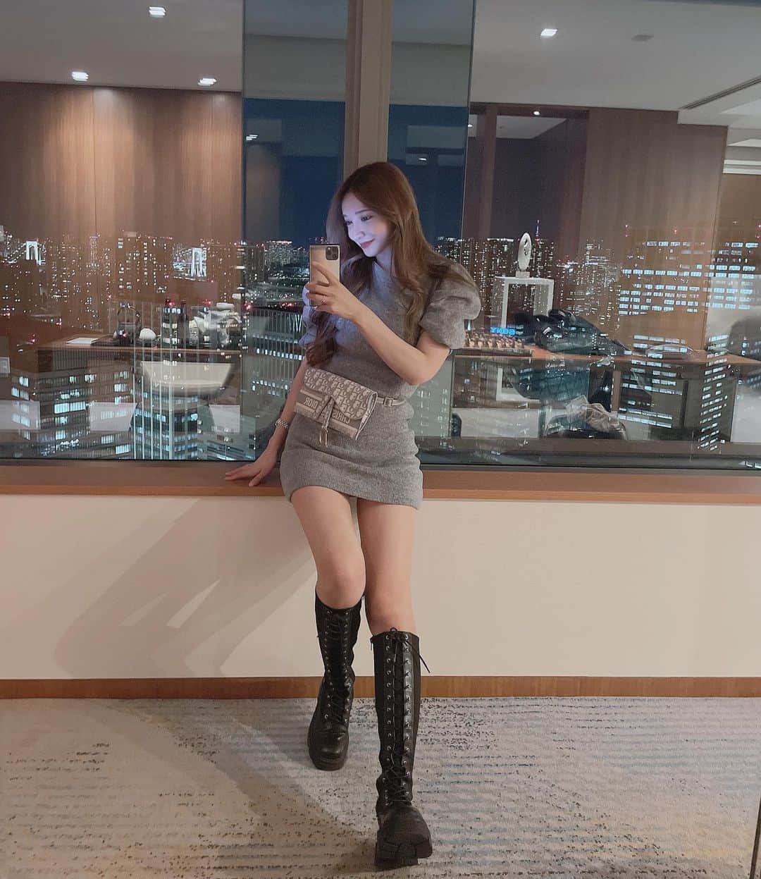 のインスタグラム：「coordinate🧣✨ . . bag @dior  one-piece @maybins_japan  boots @re_rz  . .  #大人かわいいコーデ #韓国ファッション #オルちゃんヘア #おるちゃんファッション #韓国メイク #オルチャンファッション #秋冬コーデ #韓国コーデ #シンプルコーデ #zarafashion #ファッションコーデ #ヘアケア #ボディメイク #ヘアセット #ありがとう #thankyou #感謝」