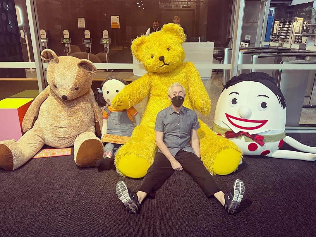 アラン・カミングのインスタグラム：「I love Australia. My first visit was in the late eighties (!) and so I now have many friends and actual family there so each trip is so full of  happy reunions as well as new adventures. This time has been no exception, indeed it was a total ripper.」