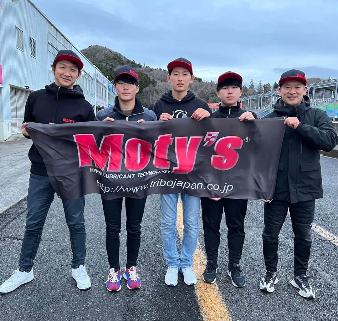 井出有治のインスタグラム：「“Moty's × ATEAM Buzz Racing” Presents ~ヤングドライバー応援プログラム~  昨年に続き岡山国際サーキットで『Moty's × ATEAM Buzz Racing』による“ヤングドライバー応援プログラム”のFIA F4のテスト走行が行われました。  今回、参加したドライバーは佐野雄城、堂園鷲、梅垣清の3名。 これは前年度の全日本カート選手権でMoty’s製“RAGNO”オイルを使用し活躍した選手たちに、Moty’sがFIA F4でテクニカルサポートを行なっているチーム『ATEAM Buzz Racing』との特別プログラムとして用意されます。  前日からの雨はほぼ止んでいましたが、路面はウエットコンディション。 当然この時期は気温が低く、なかなか路面は乾かず選手たちには難しい条件ではありましたが元気にコースイン。 多少のスピンやコースアウトはありましたが、1時間×3セッションと限られた時間の中で3名のドライバーに“FIA F4”での走行を経験してもらう事が出来ました。  今回もこの様な機会を用意して頂いたチーム、関係者の皆さんに感謝しております。  #ateambuzzracing #motys #ragno #fiaf4jp #dunlop #karting #motorsport #racing #araihelmet #exgel」