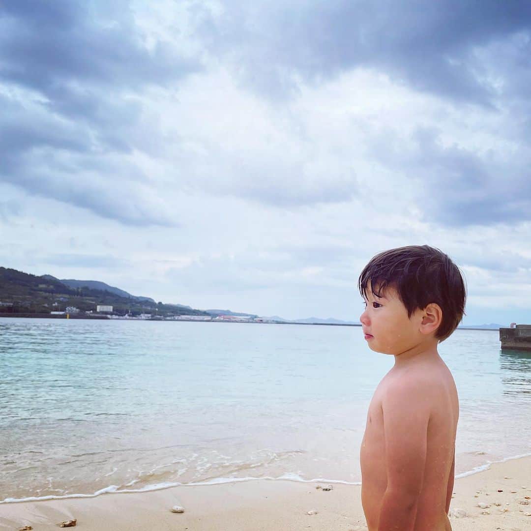 生尾佳子さんのインスタグラム写真 - (生尾佳子Instagram)「雪の中遊んで 数日後には海で遊んで… 綺麗な海見るて振り返ると裸になって入ってます。 疲れ果てて横になってるとお気に入り達を乗せてきます。 男兄弟の母は日々修行です。 今更だけど 今年も宜しくお願いします。 あっおみくじ今年も大吉でした。  #スノボデビュー #海見るとすぐ入る  #兄弟ママ #シーモンスターズ　コンプリート」1月15日 14時03分 - yotikoikuo