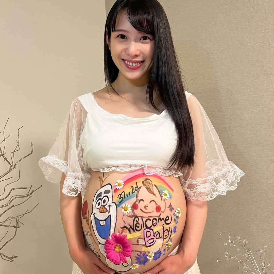 玉木碧のインスタグラム：「マタニティーアートをしてもらいました！🤰✨  このぽっこりお腹を何かしらの形で残しておきたいなと思っていたのですが  セントフォースの後輩の堀江聖夏ちゃん @mina_horie がイラストがとってもお上手なのでお願いしてみたら快諾してくれて🥰  マタニティアートは初めてとの事だったけど、とっても華やかで素敵に仕上げてくれました😍✨✨  一心同体期間ももうあと少しだと思うと寂しい気持ちもありますが、こうやって記録に残せて嬉しいです🥰  みなちゃん本当にありがとう😍  #マタニティーアート #妊婦 #妊娠10ヶ月 #妊娠後期 #臨月 #マタニティフォト  #セントフォース #フリーアナウンサー #堀江聖夏 #玉木碧」