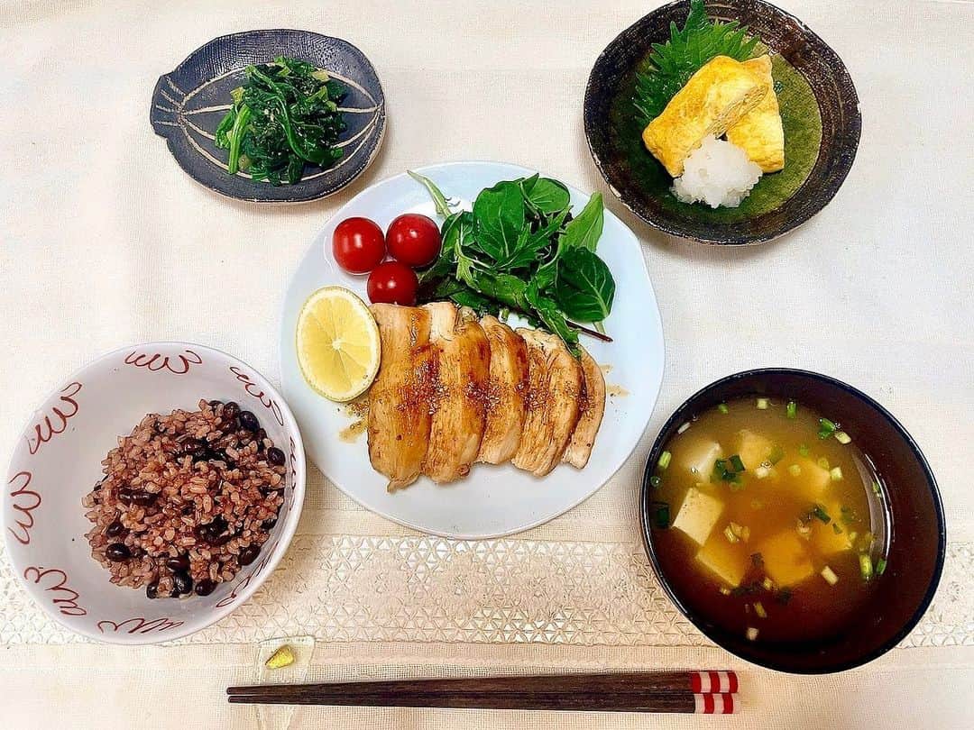 西谷麻糸呂のインスタグラム：「おうちご飯🍚  ❀鶏肉の蒸し焼き 甘辛醤油味 ❀塩だし巻き卵 ❀ほうれん草のごま和え ❀酵素玄米 ❀お豆腐と万能ネギの黒千石大豆お味噌汁  鶏肉は先にレンジである程度火を通した後、ホイルに包んでフライパンで蒸してから焦げ目をつけると時短になります🐤  黒千石大豆は腸内細菌活発にしてくれるからとっても健康的🫘お味噌汁にしてよく使ってます◎  だし巻き卵はお砂糖入れずに岩塩、酒、お水だけで作ってみたけど、全然美味しかった！(日本酒に合いそう🍶)  #自炊 #おうちごはん #料理」