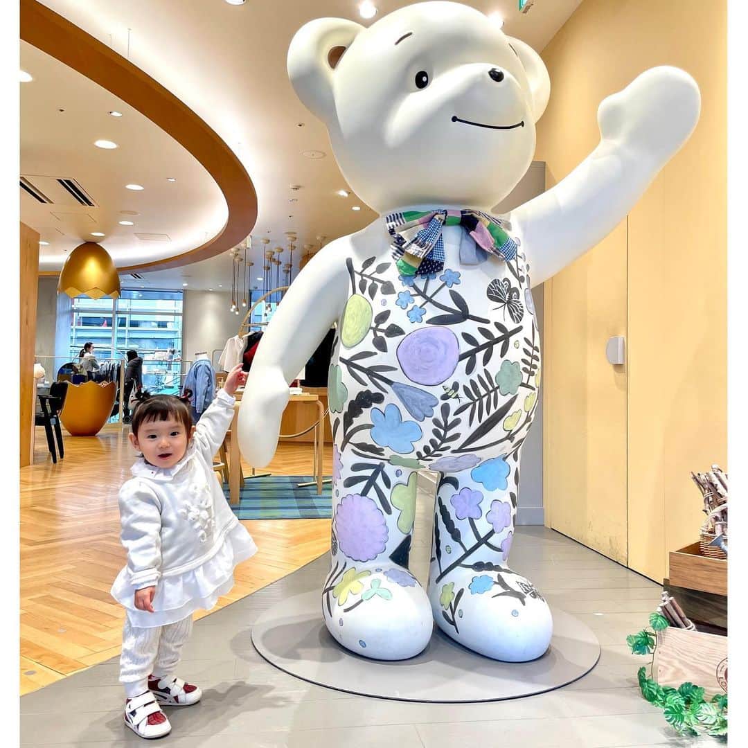 東なつ紀のインスタグラム：「代官山ファミリア🐻行ってきた🍎  ファミちゃんと同じポーズ📷  ランチはハンバーガー🍔 美味しかったね👏🏻  #代官山ランチ  #代官山ファミリア #ファミリア #ういちゃんまる #ふぁみちゃん  #クラブササ #ういちゃんまるこーで」