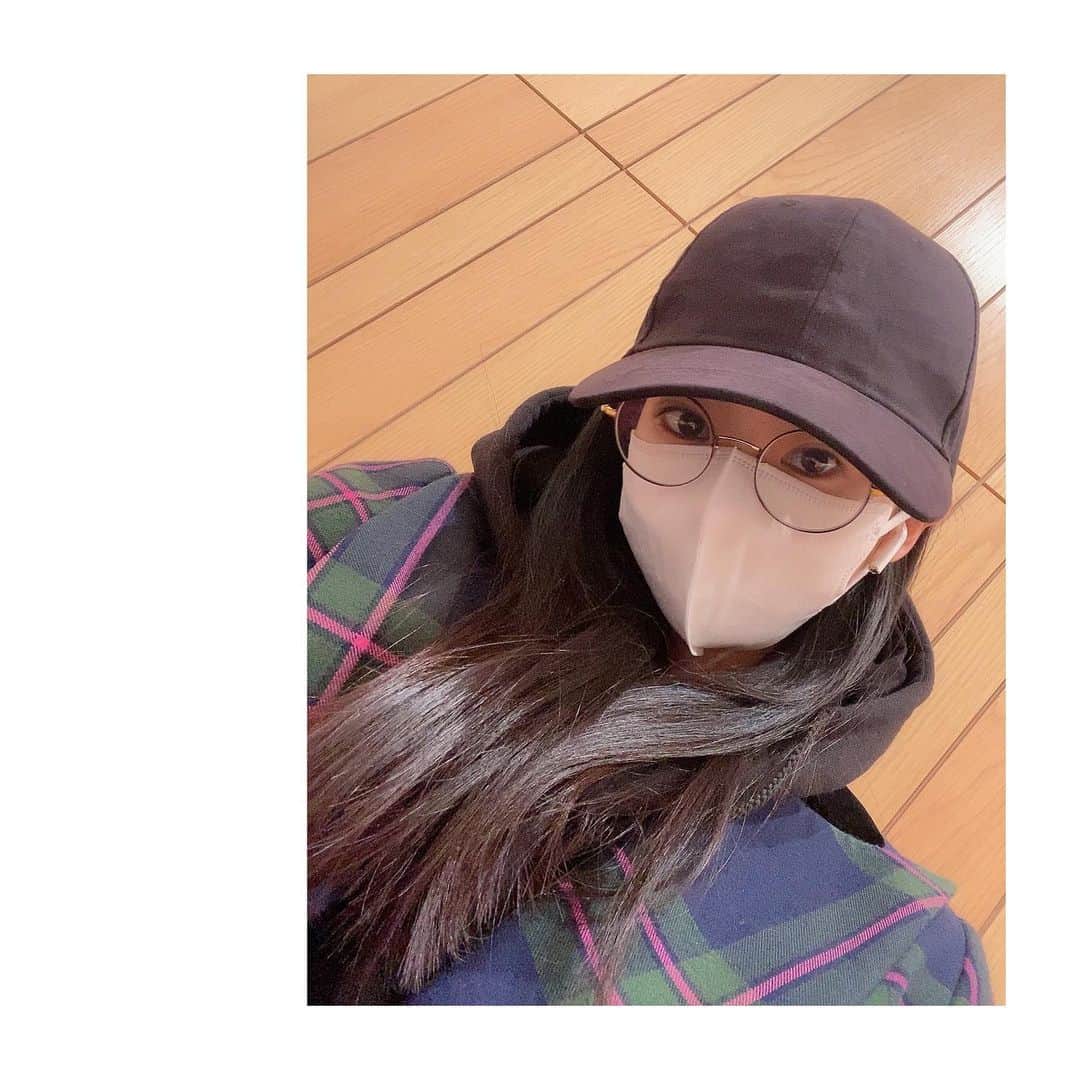 大島璃音のインスタグラム：「🤓😉  毎日寒かったり暖かかったり 服装難しい〜  jacket: @viviennewestwood  hoodie:パパのお下がり」