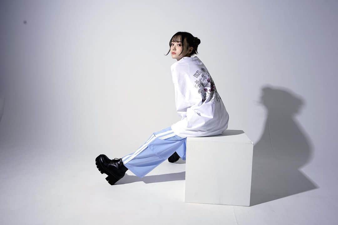 横山結衣のインスタグラム：「#kinglymask さんとコラボ商品が発売してます🦋  すっっごいこだわってデザインしました🐱  細かいところまで見ていただけると嬉しいです☺️☺️」