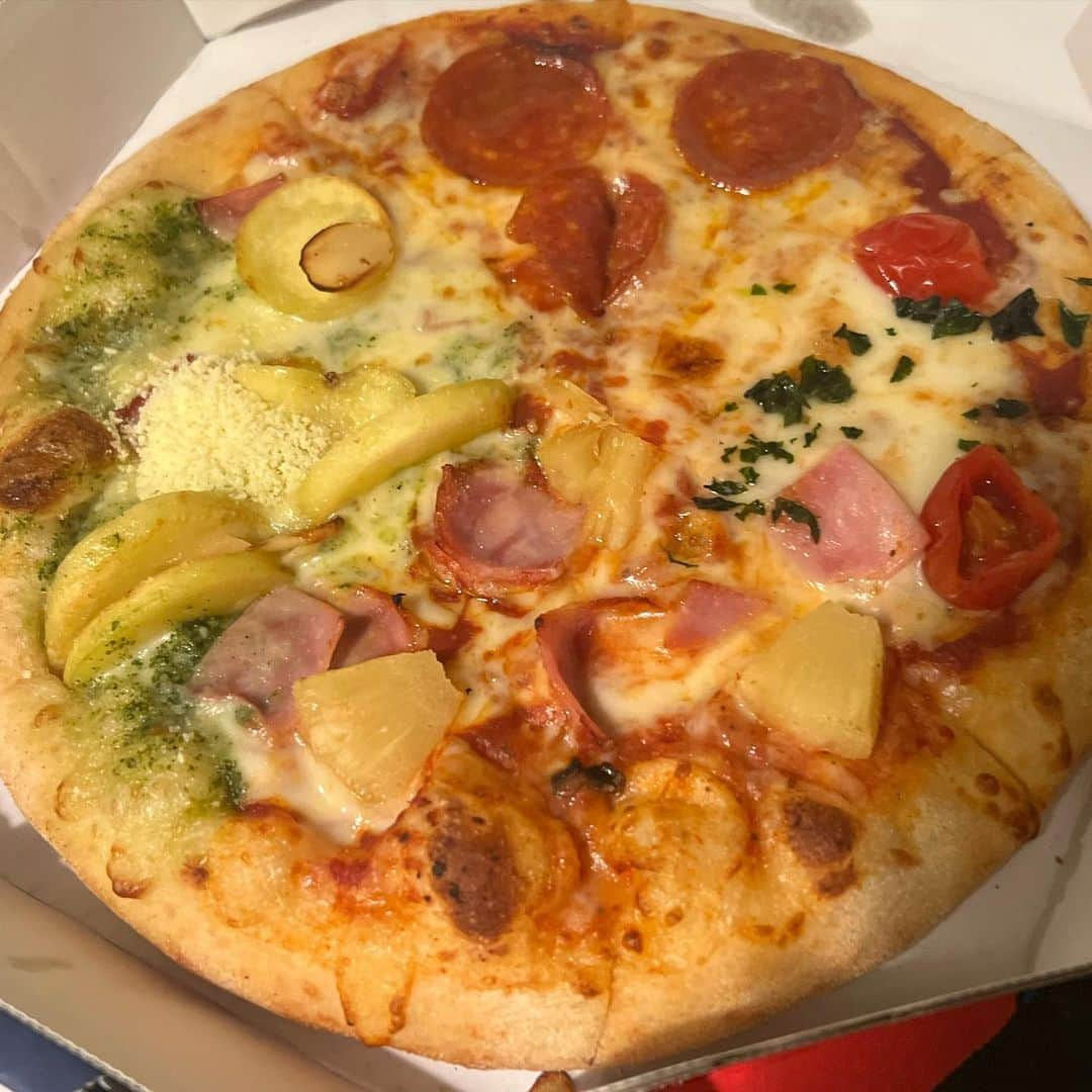 佐々木もよこさんのインスタグラム写真 - (佐々木もよこInstagram)「🍕ドミノピザ🍕  Lサイズピザを買うとMサイズピザ2枚無料‼️  今日までのキャンペーンだよ😋🍕(回し者じゃないです)  ニューヨーカーは本当にアメリカンサイズで食べ応え十分！ だけど、いつも頼むクワトロシリーズは生地がふわもちで食感も少し違うから永遠に楽しめる…🥹🍕  パッケージもかわいいな〜💝  #ピザ姫#ピザ#ピッツァ#ピザマニア#ピザ好き#イタリアンピッツァ#ピッツァマニア#ピザランチ#ピザ屋#ピザ部#ドミノピザ#ニューヨーカー#宅配ピザ#pizza#pizzamania#pizzalover#pizzanapoletana#instapizza」1月15日 14時48分 - moyoko_pizza