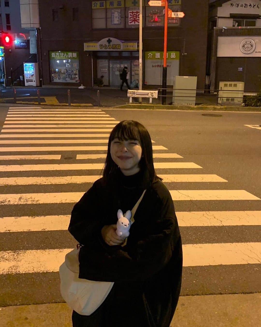 遠藤愛のインスタグラム：「手に持っているキーホルダー、大好きなミッフィーだと思ってたらミッフィーじゃないことが最近発覚して驚き😮‍💨」
