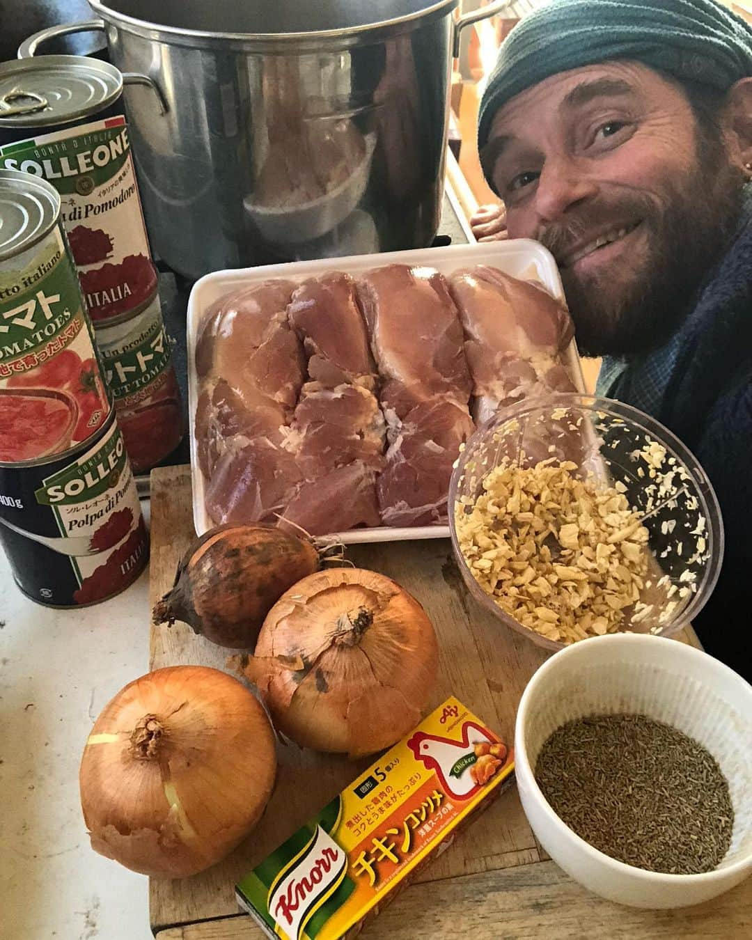 セイン・カミュのインスタグラム：「Rosemary Chicken 🐔 for a cold day ❣️ #thanecamus #daddyscooking #rosemary #rosemarychicken #yummy #healthy #kidsloveit #bonapetit」