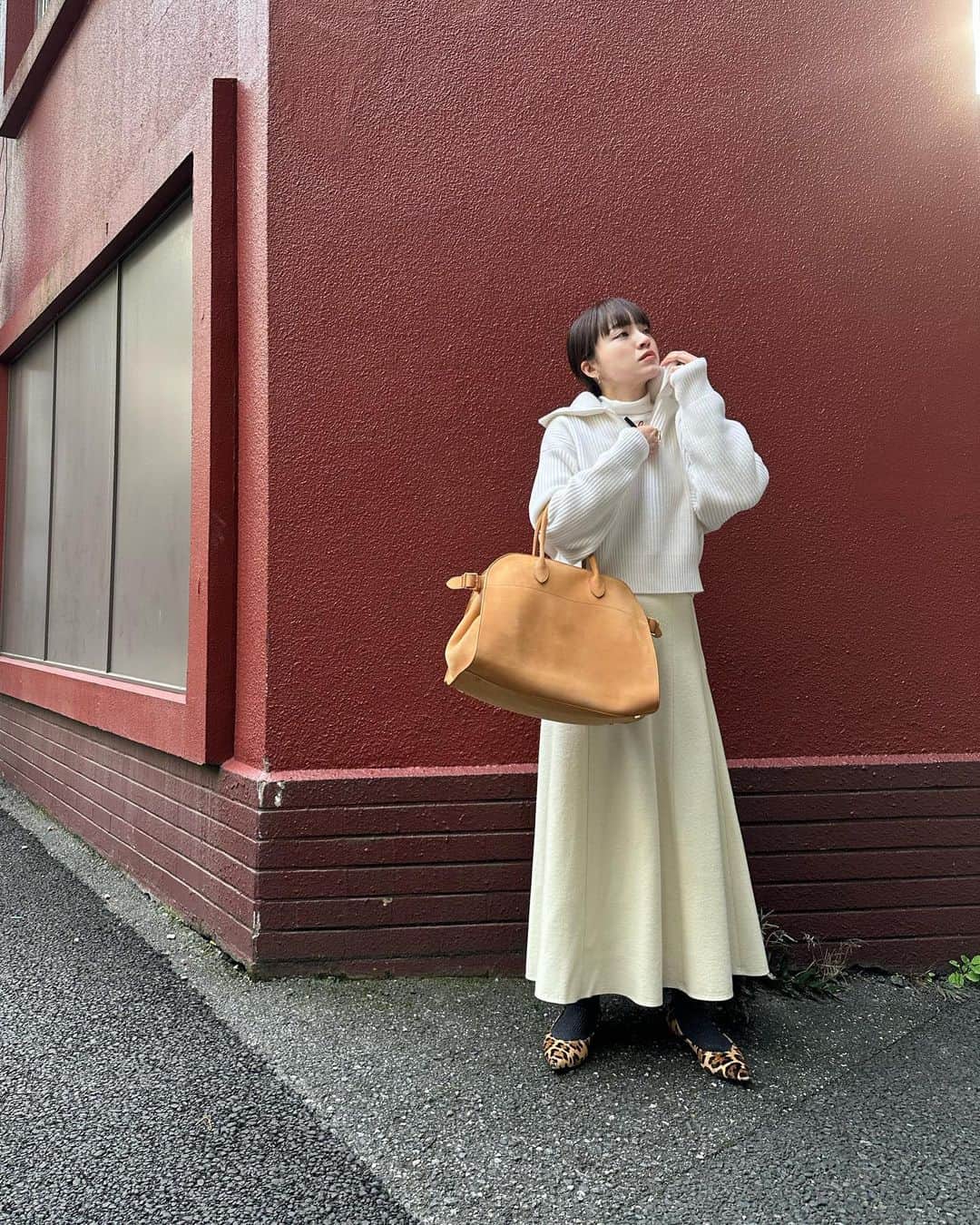 のインスタグラム：「ジップ上げたら顔半分以上隠れるカシミアホワホワニット🐏🤍  #knit @cozcozrin × @wrapinknot_official  #skirt @aton_tokyo  #bag @therow  #shoes @fabiorusconi_japan   #wrapinknot #wrapinknot_official #aton #atontokyo #therow #therowmargaux #margaux15」