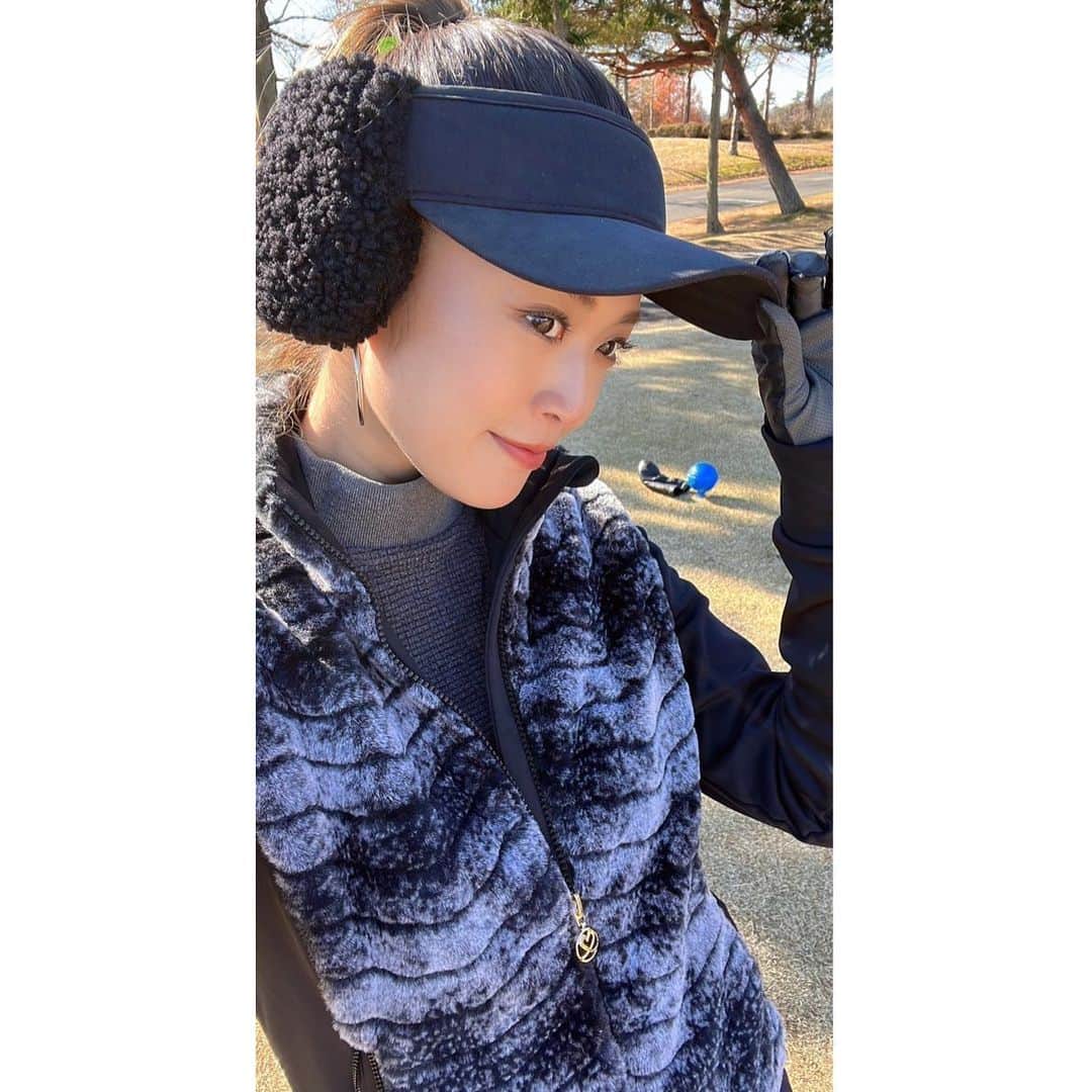 菊池なつきのインスタグラム：「寒い日のラウンドには 耳当てつきのサンバイザーが ほんとにオススメ！！🏌️‍♀️✨✨  これ発明した人天才👏👏💕  取り外しできるから夏は普通の バイザーとして使えるよ👍✨  #ゴルフ女子 #女子ゴルフ #ゴルフスイング #インスタゴルフ #ゴルフ大好き #followme #サンバイザー　#ゴルフコーデ　#outfit #ゴルフ #ゴルフ初心者 #golf #JAPAN #初心者 #golfstagram #golfswing  #ゴルフ上手くなりたい  #ゴルフ好きと繋がりたい  #90切り#80切り #골프」