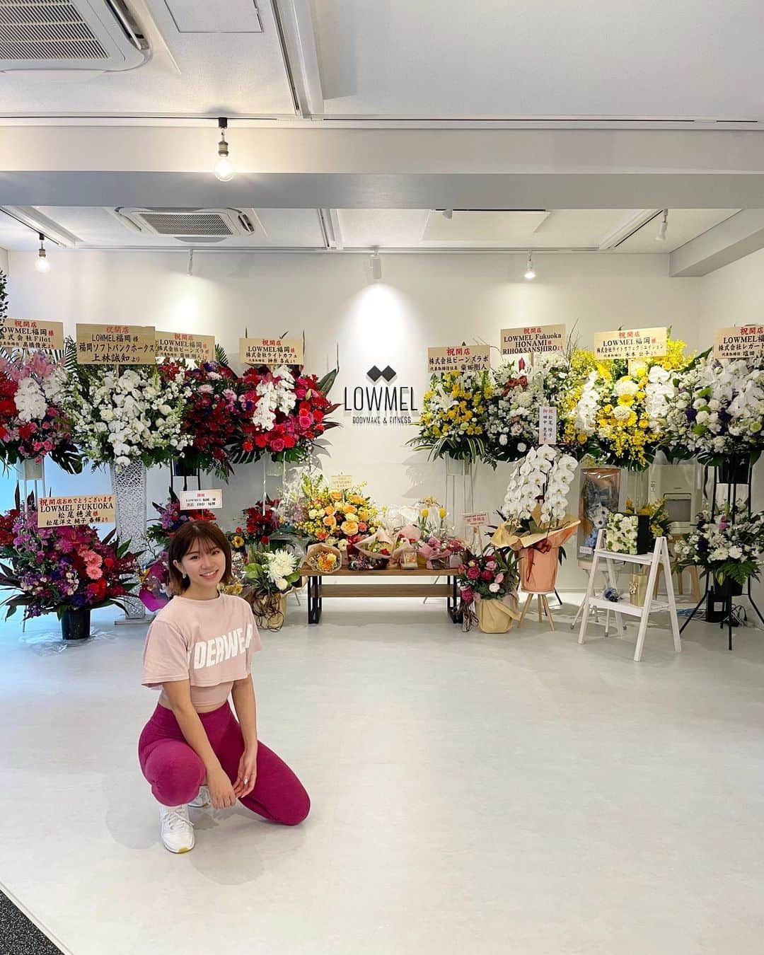 ほなみのインスタグラム：「昨日、 〝LOWMEL福岡〟 オープンイベントを 開催することができました💐 ⁡ たくさんの方にご来場いただき そして数えきれないほどの お祝いをしていただきました。 本当にありがとうございました✨ ⁡ 一人じゃこんな光景は みられなかっただろうと ずっと胸がいっぱいでした。 いろんな思いが溢れていて まだ、整理がついていませんが… ⁡ ただ、本当に幸せでした♡ （3枚目滲み出てます笑） ⁡ そして、更に気が引き締まりました。 ⁡ ここ〝LOWMEL福岡〟が 皆様の人生がより良くなる パワースポットとなりますように… 身体と心にしっかりと寄り添っていきます。 ⁡ 九州・福岡をフィットネスで元気にします🔥 ⁡ オープンするにあたり、 ご協力してくださり 支えて下さった皆様 ⁡ 大好きなLOWMELメンバー 会社の方々、表参道のお客様、福岡のお客様、 インスタで応援して下さってる皆様、家族、友達 本当にありがとうございました。 ⁡ これから、 LOWMEL福岡をよろしくお願い致します。 ⁡ ⁡ 最高にワクワクしてます！頑張ります！ ⁡ LOWMEL福岡代表 HONAMI」