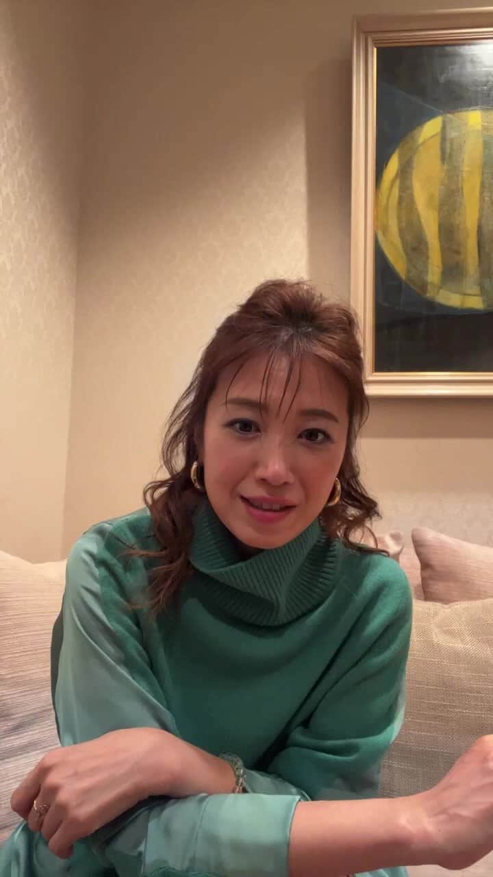 のインスタグラム：「サントリーホ一ルの楽屋より、　 ちょっぴりインスタライブしました！　 数日残しますので、　 お時間おありの際にご覧ください！  演奏直後なので、頭がまだ切り替わって なかったらしく、今日お誕生日の方がいらっしゃることを聞いたとき、　 「おめでとうございます！1月14日生まれですかぁ。」と普通に答えていますが、1月15日でした🤣　謹んで訂正いたします。　  そしてお正月のお雑煮の中身も、　 里芋なのに、山芋と言っております🤣  演奏に全集中した直後のインスタ　 ライブということで、　 言い間違いお許しください🙇  #インスタライブは突然に #だいたいインスタライブは #思いついたタイミングで #とりおこなっています」
