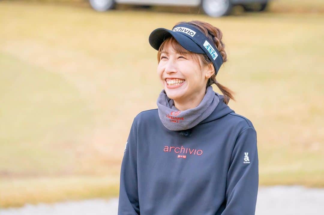 米澤有のインスタグラム：「本日も18:30からゴルフ女子ヒロインバトル📺 見ていただけると嬉しいです😆  chayさんとペアで頑張っております😍 chayさんの運動神経の良さ&可愛さにメロメロでした😋  私はアルチビオさん @archivio.official  私以外の皆さんは、今月はアクアスキュータムさんのウェアを着ています🥰 @aquascutum_japan   BS12 日曜日　18:30から  #ゴルフ女子ヒロインバトル #ゴルフ女子」