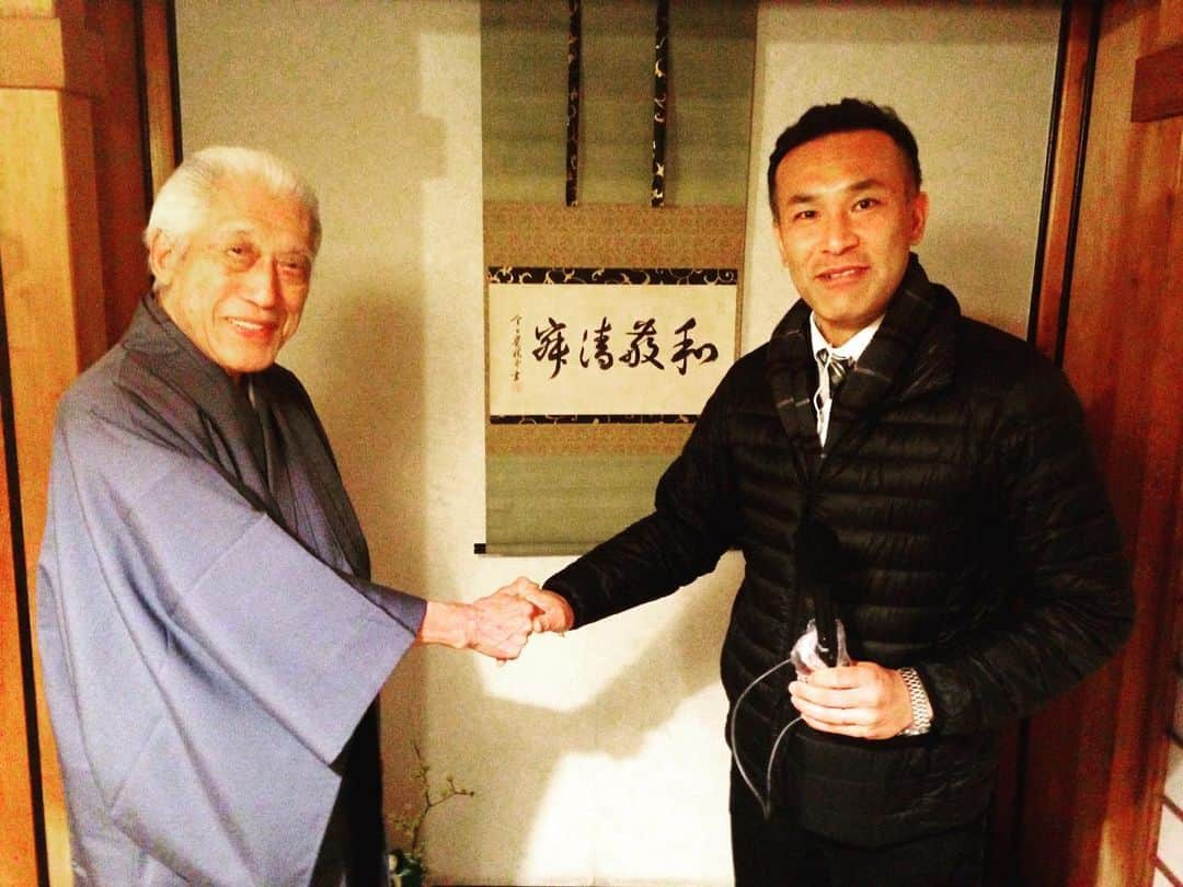 岸本哲也さんのインスタグラム写真 - (岸本哲也Instagram)「茶道・裏千家15代家元、鵬雲斎大宗匠。久しぶりに茶道のお稽古を再開したいな。英語を学ぶ上で大事なのは日本の事を理解すること。和魂洋才。写真は大宗匠と取材でお会いした時のもの。お元気にされてるかな？  #茶道 #裏千家 #抹茶 #茶 #japanese #culture #follow #likeforlikes #greentea #和敬清寂 #和菓子 #sweets #スイーツ #千利休」1月15日 16時28分 - tetsuya_kishimoto