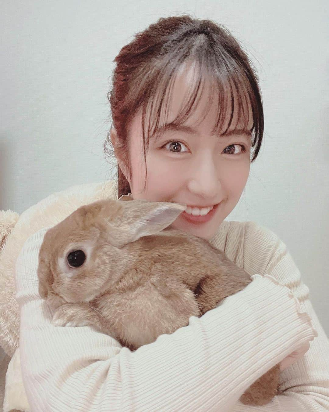 えのきさりなのインスタグラム：「. 2023年は卯年だからロロ🐰と一緒に写真撮ろうと思っていたら だいぶ遅くなってしまいました。 本年もよろしくお願い致します☺︎  心機一転、3年ぶりに前髪を作りました。 ない方がいいとの声を考えて2wayにしましたが 私の周りでは前髪推しが圧倒的な数を占めていたのでしばらくは前髪ありでいこうかと🙃 みんなはどっち派！」