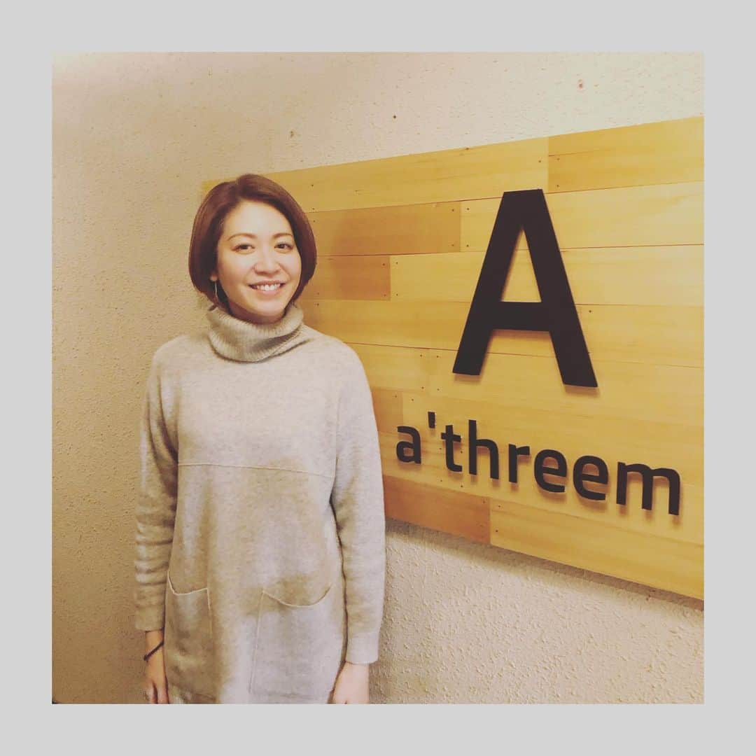 悠未ひろさんのインスタグラム写真 - (悠未ひろInstagram)「お久しぶりの投稿は、 お友達のインスタを見て、前から切りたかった衝動を抑えきれず、私も切りました（笑） 彼女には負けるけど、退団後ロングにしてから、一番短いかなっ 本当に年々、どんどん長年定着したショートに向かいたくなる😂 まだショートボブですけど、ドライヤーが楽なんじゃないかと、今から楽しみです←楽したいお年頃  #2023年 #明けてもう　#2週間  #早い早い  #アズリーム #銀座 #美容院 #お世話になってます #今年もよろしくお願いします  #いつも願いを叶えてくれてありがとう」1月15日 16時37分 - hiroyuumitomo