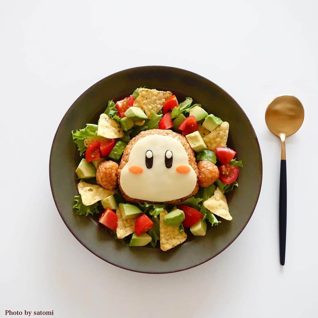 のインスタグラム：「*2023.01.15*  タコライス風ワドルディ🌮🥑 ワドルディかわいいね♡ ゲームはしたことないけど🎮  昨日からまた玄米を変えてみた🌾 ワドルディにも使ったよ！ 直接農家さんから買える有機玄米(無農薬) プチプチして美味しい♡ でもまた一から火加減をやり直し💦 (炊飯器は無いので土釜で炊いています🍚)」