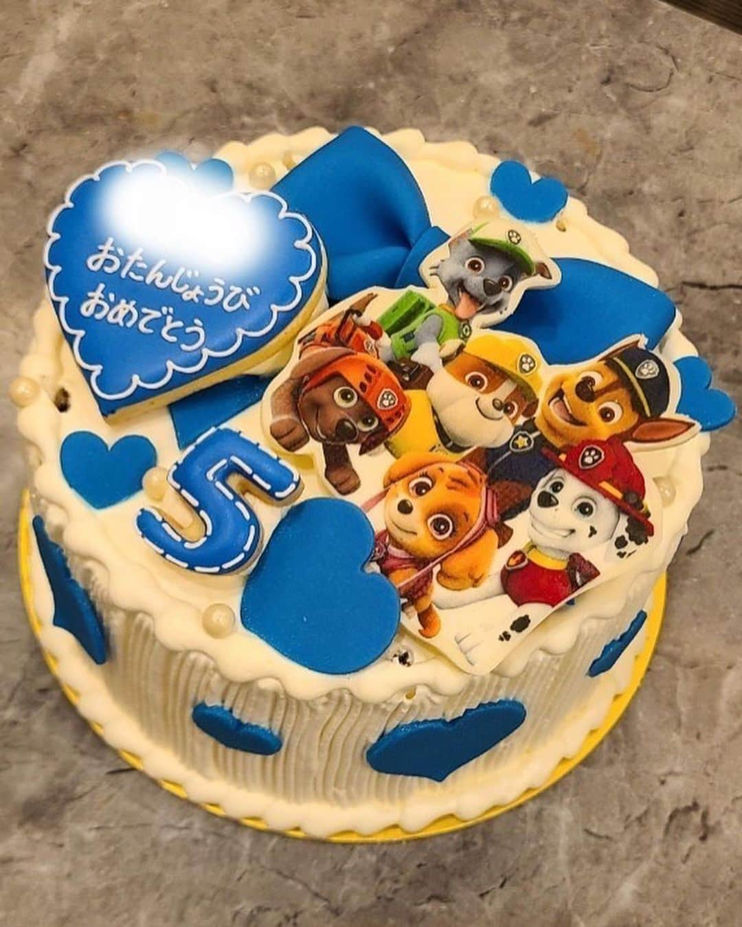 葵ゆりかさんのインスタグラム写真 - (葵ゆりかInstagram)「５歳になりました👦🏻🎂✨  今年も誕生日は、ディズニーランド&シーでお祝い🎉  バースデーケーキは帰ってきてから改めて🎂 大好きなパウパトロールにしました❤️  すっかり大きくなって、ディズニーの乗り物も、身長的にはほぼ全部乗れるのに、乗りたがるのは、プーさん、イッツアスモールワールド、シンドバッドなど。笑 あまり激しいのは好きじゃない系男子のようです👦🏻  そして、母はこんなに色々連れ回してるのに、工作やおうちのおもちゃで遊びたがるインドア系男子です👦🏻笑  文字も書けるようになって、毎日のように幼稚園で まま、だいすきだよ とラブレターを書いてきてくれます💌  ママになって５年。  私にとっても優しいので、いつもついつい甘えてしまって、私のほうが助けられてばっかり。 　 そして、自分よりも何倍も何百倍も大切な存在に、成長させてもらうことばかりです👩‍🦰✨✨  元気いっぱいに育ってくれてありがとう❤️ 産まれてきてくれてありがとう。  これからもっともっと 好きなことをたくさんして輝けるように 周りのお友達を大切にして、のびのび大きくなれるように  ママもレベルアップしてがんばります✨✨  #birthday #５歳　#5歳男の子 #誕生日 #誕生日祝い　#disney #disneyland #disneysea #toystory #toystoryhotel #トイストーリーホテル #パウパトロールケーキ #パウパトロール　#男の子ママ　#女の子ママ」1月15日 16時59分 - yuriyuricchi