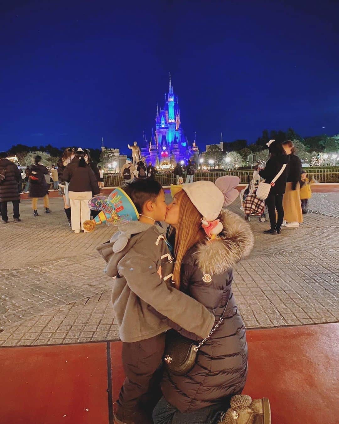 葵ゆりかのインスタグラム：「５歳になりました👦🏻🎂✨  今年も誕生日は、ディズニーランド&シーでお祝い🎉  バースデーケーキは帰ってきてから改めて🎂 大好きなパウパトロールにしました❤️  すっかり大きくなって、ディズニーの乗り物も、身長的にはほぼ全部乗れるのに、乗りたがるのは、プーさん、イッツアスモールワールド、シンドバッドなど。笑 あまり激しいのは好きじゃない系男子のようです👦🏻  そして、母はこんなに色々連れ回してるのに、工作やおうちのおもちゃで遊びたがるインドア系男子です👦🏻笑  文字も書けるようになって、毎日のように幼稚園で まま、だいすきだよ とラブレターを書いてきてくれます💌  ママになって５年。  私にとっても優しいので、いつもついつい甘えてしまって、私のほうが助けられてばっかり。 　 そして、自分よりも何倍も何百倍も大切な存在に、成長させてもらうことばかりです👩‍🦰✨✨  元気いっぱいに育ってくれてありがとう❤️ 産まれてきてくれてありがとう。  これからもっともっと 好きなことをたくさんして輝けるように 周りのお友達を大切にして、のびのび大きくなれるように  ママもレベルアップしてがんばります✨✨  #birthday #５歳　#5歳男の子 #誕生日 #誕生日祝い　#disney #disneyland #disneysea #toystory #toystoryhotel #トイストーリーホテル #パウパトロールケーキ #パウパトロール　#男の子ママ　#女の子ママ」