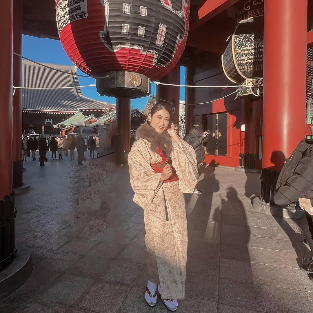 Kumiのインスタグラム：「. 編集雑ですんません🤣w . めちゃくちゃ寒かったけどね！ . 御家柄、子供の頃から お着物着る機会多かったから、 . 和装はホッとする🌸 . 浴衣より、お着物がすき👘 . . . #イチゴ飴がめちゃくちゃ美味しかった #着物　#初詣　#和装　#日本人　#japanesegirl #雷門　#浅草　#浅草寺」