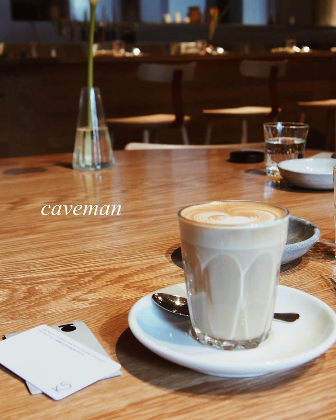 倉園由菜さんのインスタグラム写真 - (倉園由菜Instagram)「. K5の朝食は @caveman_tokyo   野菜たっぷりでどれも美味しかった‼︎ 朝食でドレッシングを掛けてくれたりラテアートしてくれるの初めて。笑  ビックリするくらい美味しいパンは自家製らしい。 店内の雰囲気も窓が広くて好きだった☺️  #caveman #cavemantokyo  #ケイブマン #日本橋グルメ #日本橋カフェ #日本橋兜町 #ホテルの朝食 #日本橋ホテル #デザイナーズホテル #都内ホテル #都内ホテルステイ #東京ホテル #東京ホテル巡り #東京ホテルステイ #ホテルステイ #オシャレホテル #日本橋兜町 #tokyohotel #tokyohotelstay」1月15日 17時33分 - yuna_kurazono