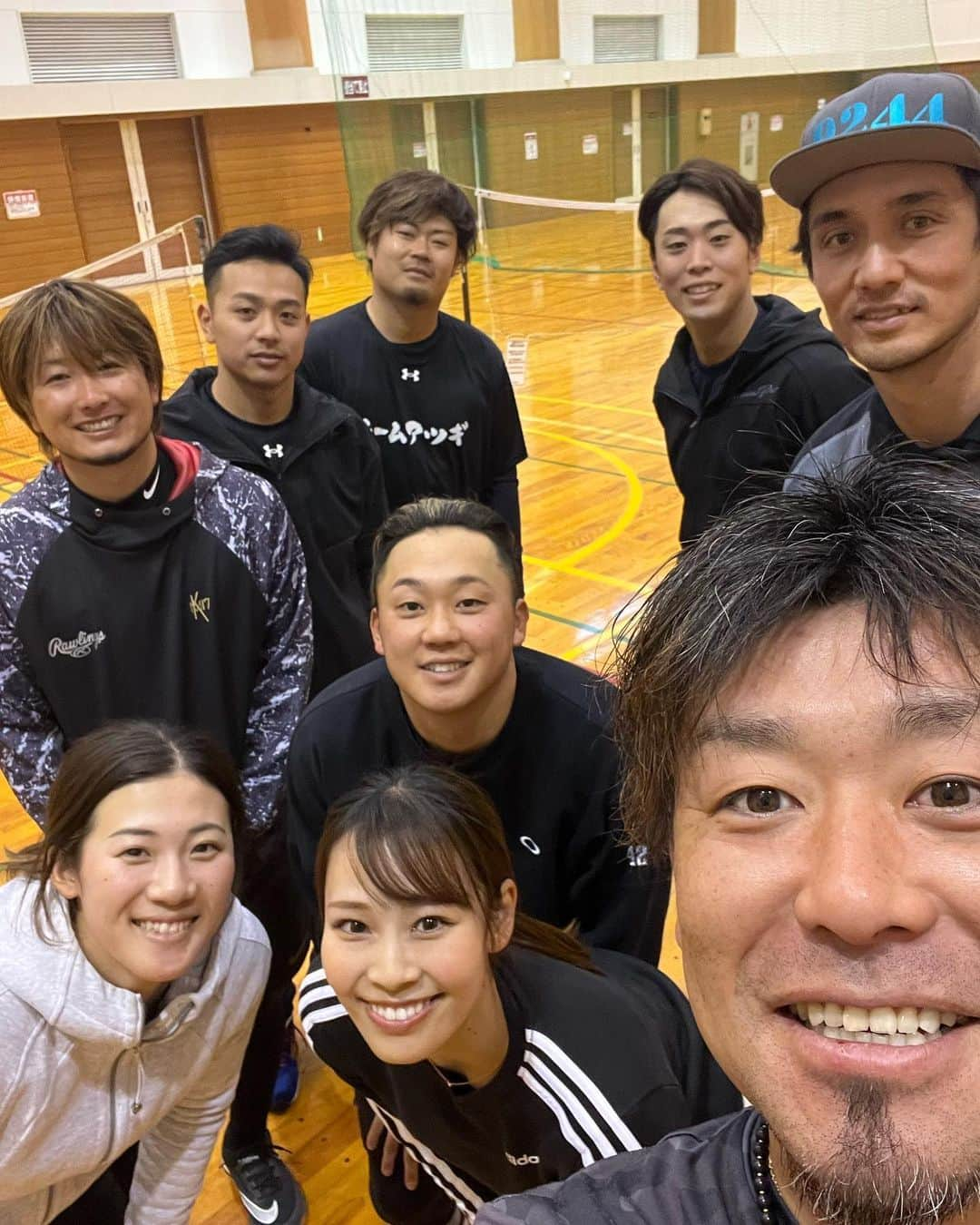 黒羽根利規のインスタグラム：「今日は『チームアツギ』の自主トレにお邪魔してきましたー😁 あいにくの雨だったので体育館だったけど、久しぶりにみんなの元気な姿見てきてわー🥰 今年もみんな応援しよーっと📣  #横浜DeNAベイスターズ #三嶋一輝 #入江大生　初めまして #伊勢大夢 #石川達也　初めまして #千葉ロッテマリーンズ #国吉佑樹　9244 #女子プロゴルファー #からのー #バネフレーム」