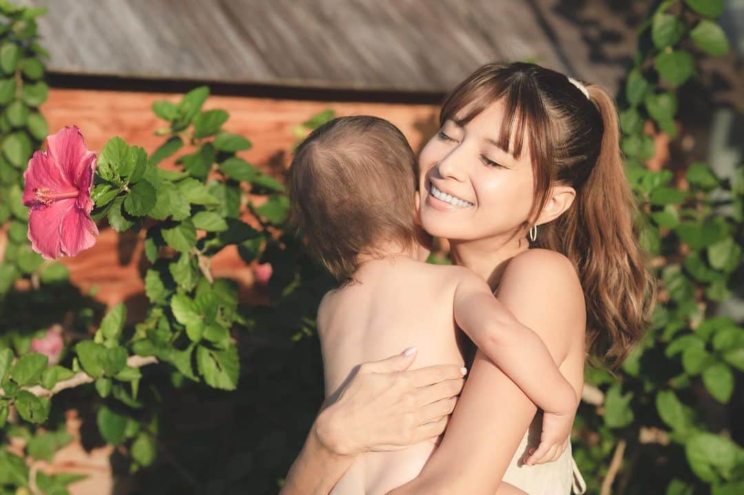吉川ひなののインスタグラム：「My bossy and cute little baby makes my day so hard but that's what I love about her💝  #ベビ子HawaiiLife🌺」