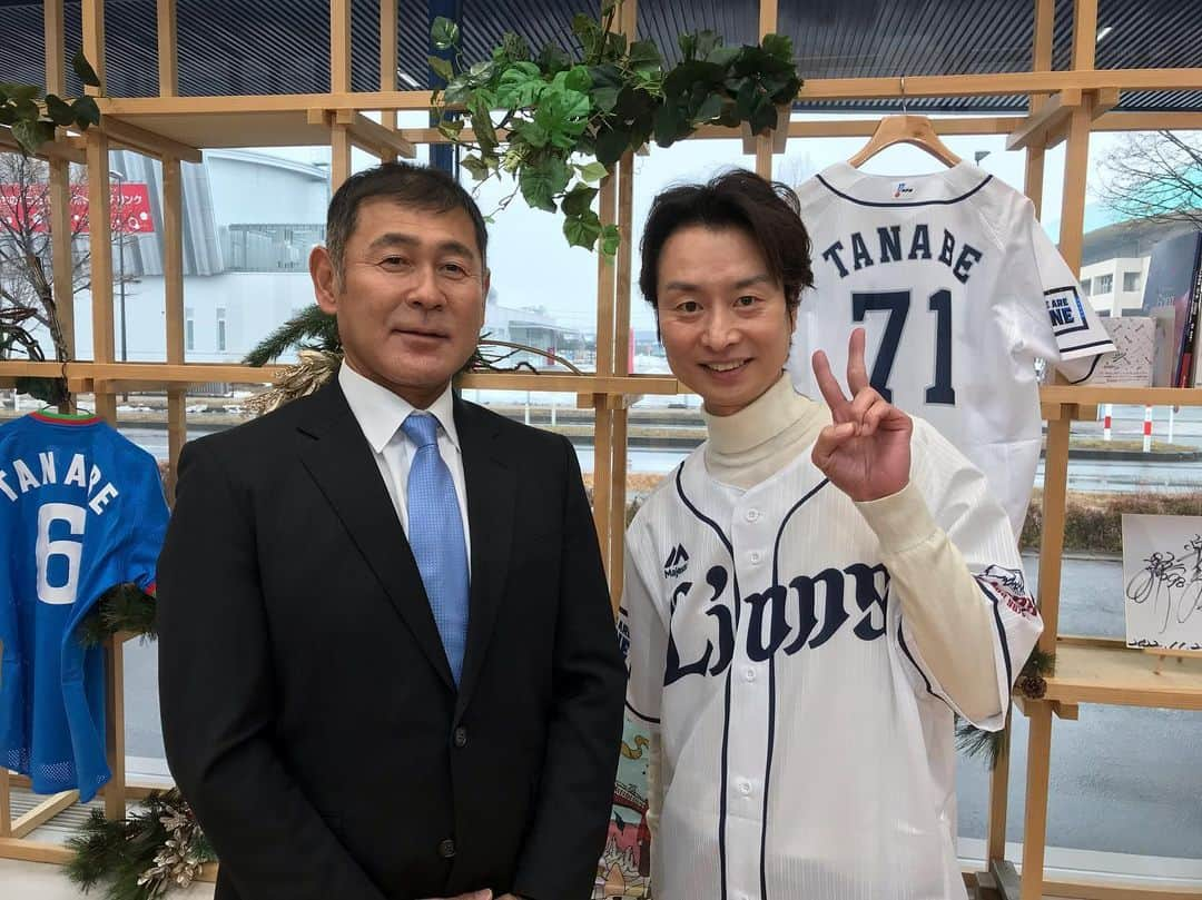 千田剛裕のインスタグラム：「サタファンゲスト⚡️ 田邊徳雄さん。 プロ野球埼玉西武ライオンズでリーグ5連覇に貢献⚾️❕ 田邊さんダンディーだったーー！ 放送後、番組にプレゼントしてくださったユニフォームを3人で着てパシャリ📸  みなさま  今年もよろしくお願いします🙏🏻  #埼玉西武ライオンズ#lions#田邊徳雄 さん#野球#サタデーファンキーズ#サタファン#岩手#めんこいテレビ#アナウンサー#石橋美希#三宅絹紗#千田剛裕」